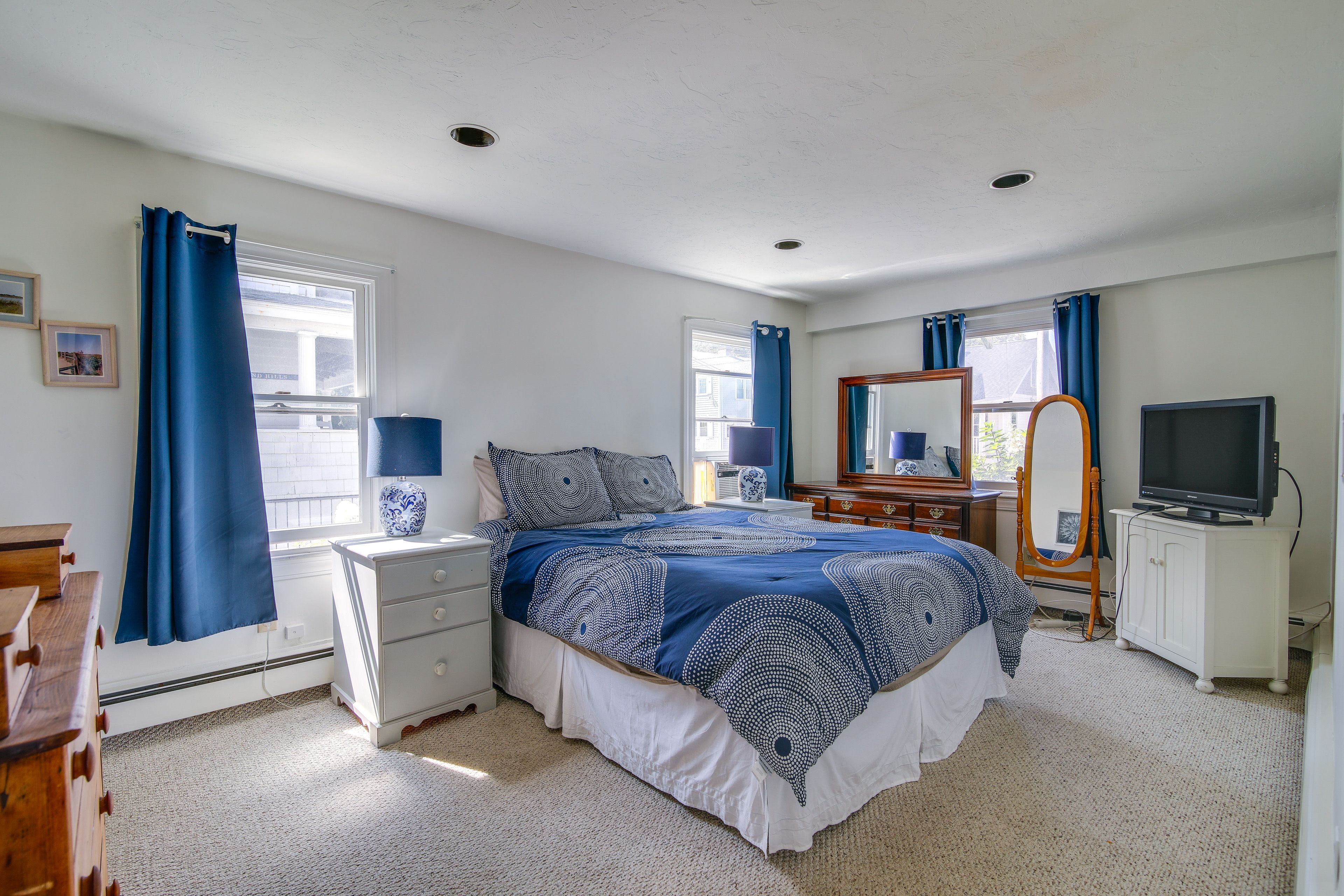 Bedroom 1 | 1st Floor | Queen Bed | Linens Provided