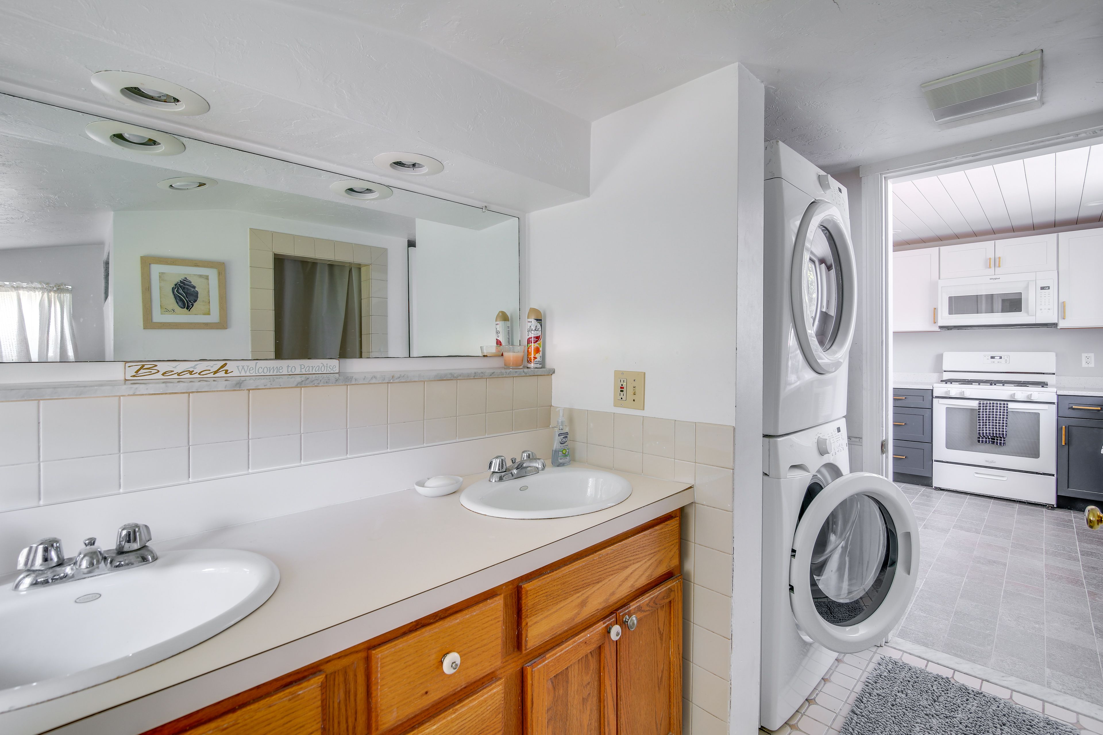 Full Bathroom | 1st Floor | Complimentary Toiletries Provided
