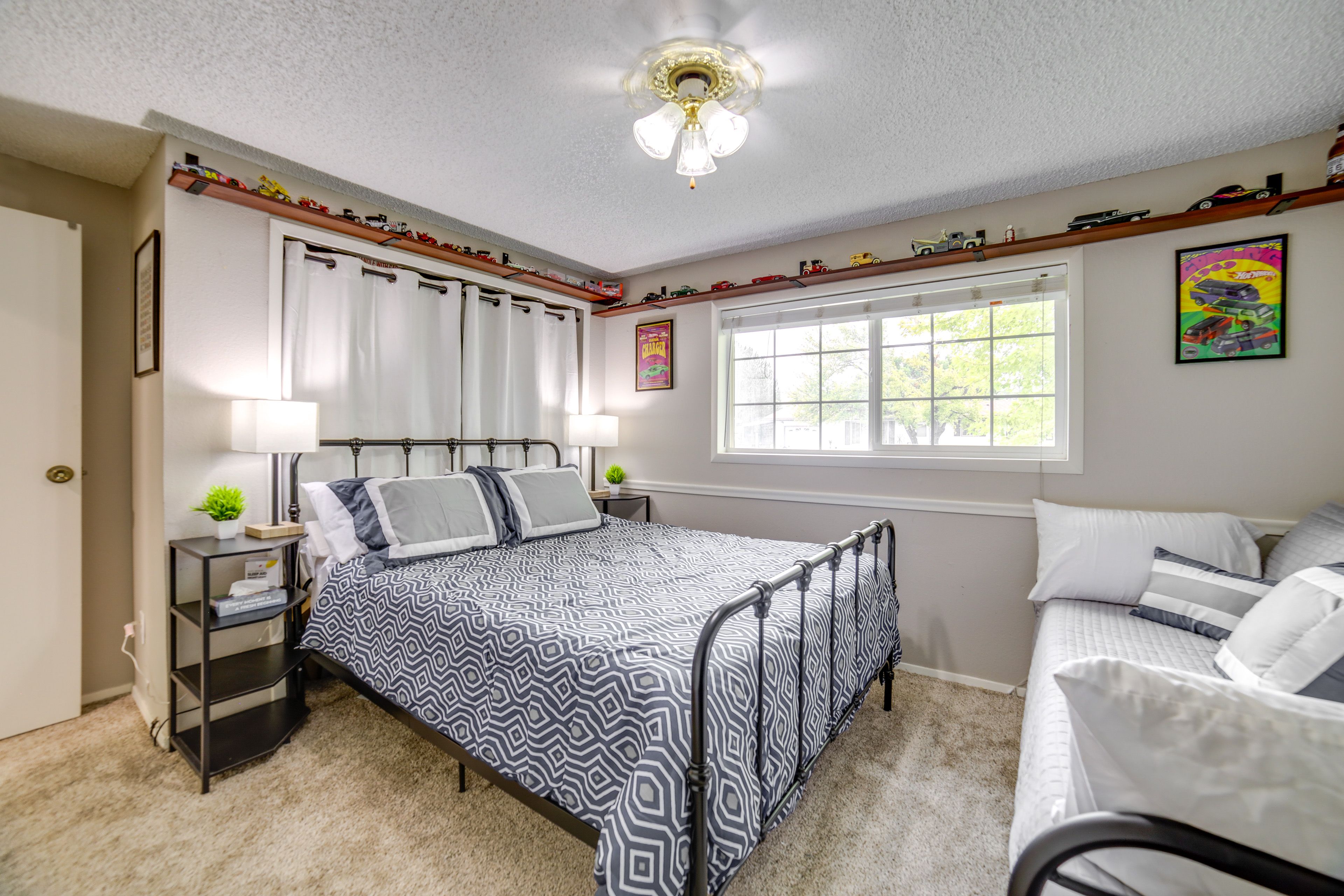 Bedroom 2 | Queen Bed | Twin Daybed | Smart TV