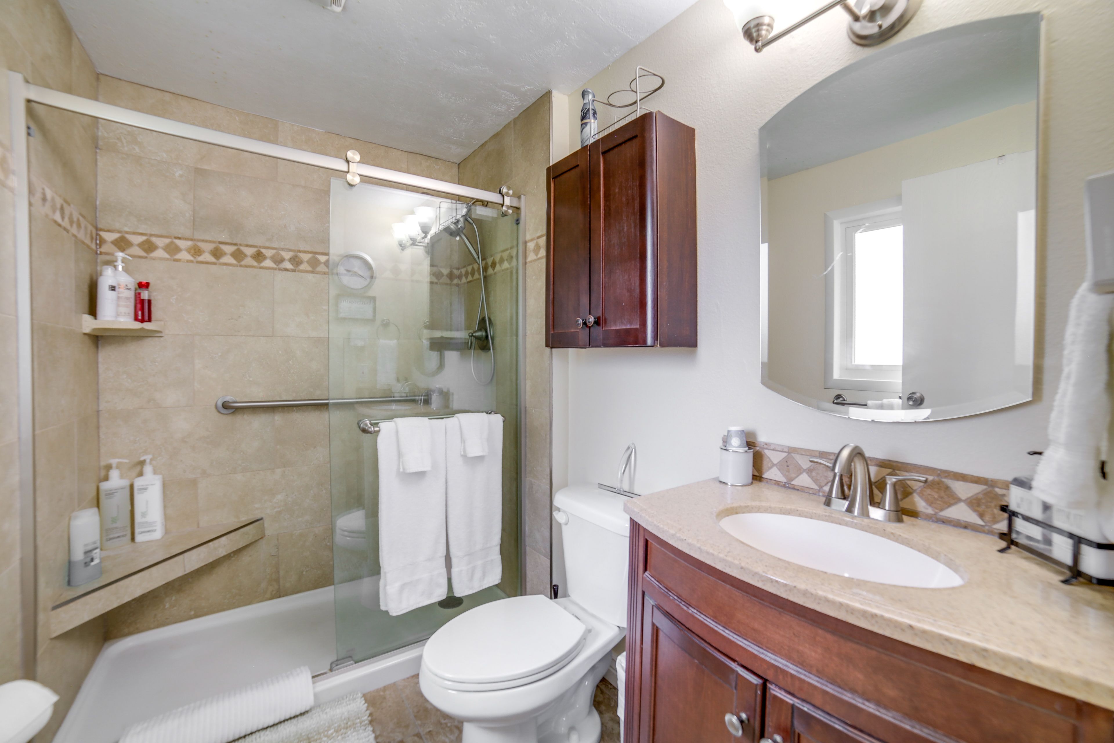 Full Bathroom | Complimentary Toiletries