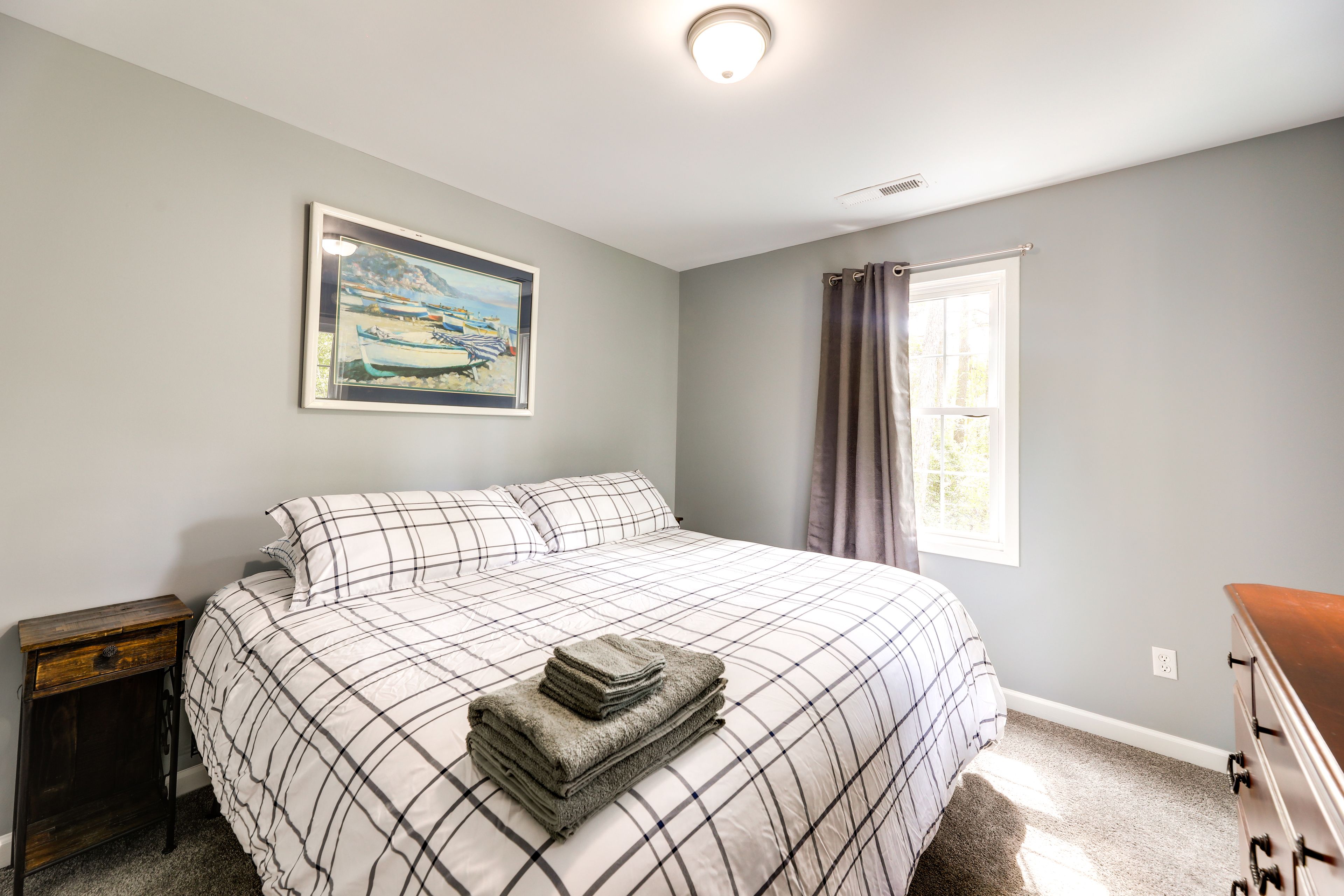 Bedroom 2 | 2nd Floor | King Bed | Smart TV | Linens Provided