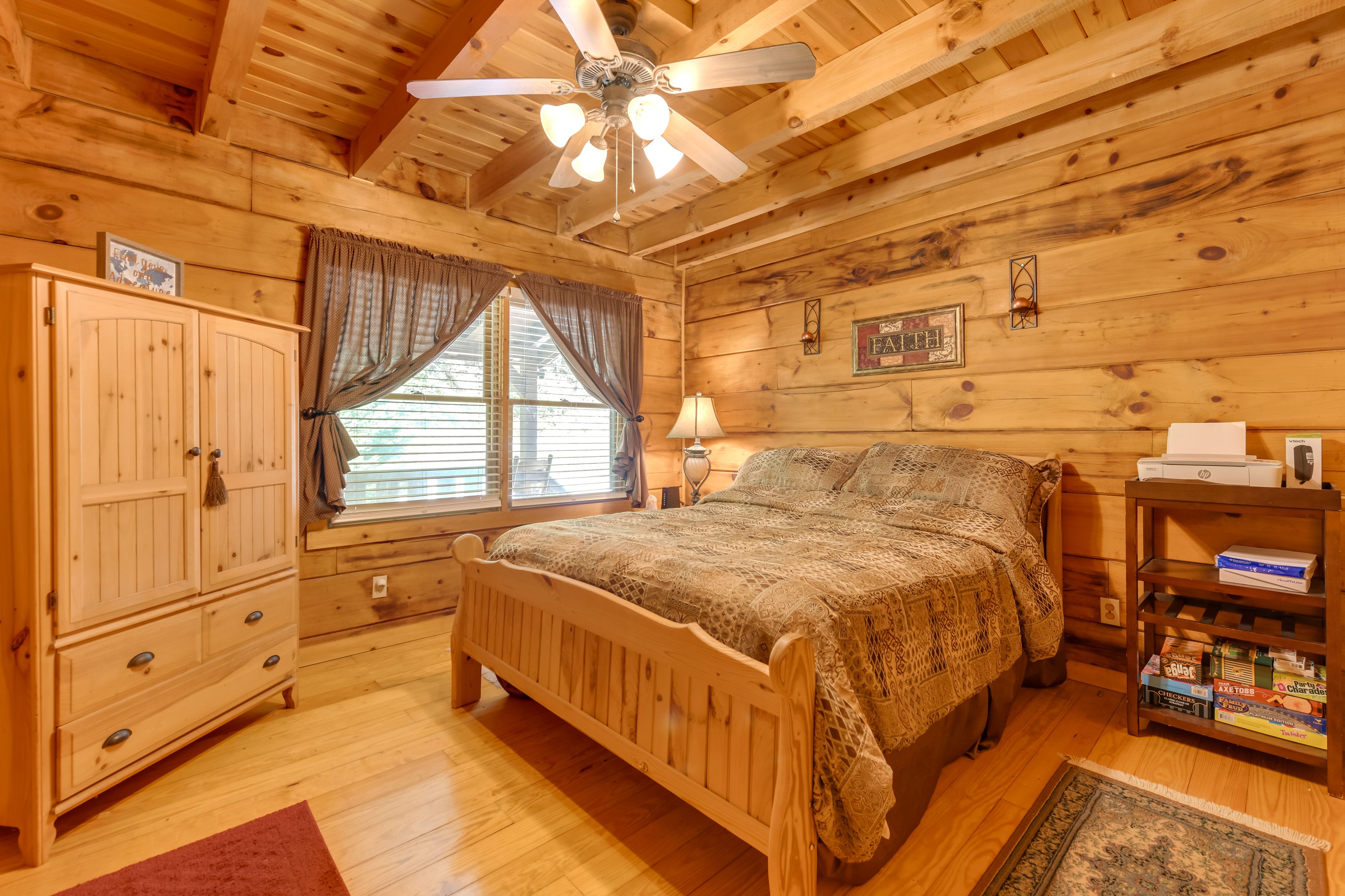 Bedroom 1 | 1st Floor | Queen Bed | Smart TV | Linens Provided