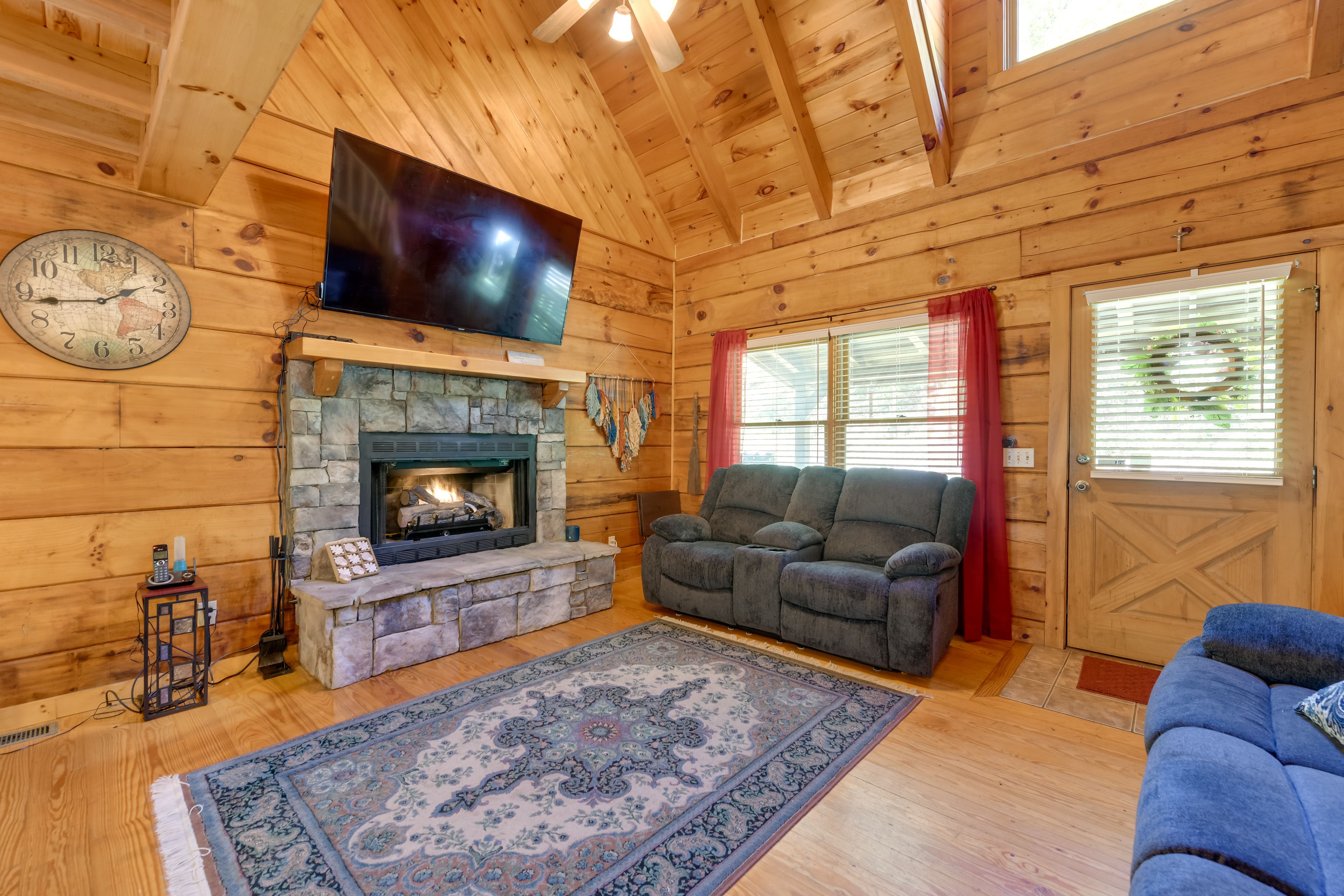 Living Room | 1st Floor | Central Heating & A/C | Smart TV | Free WiFi