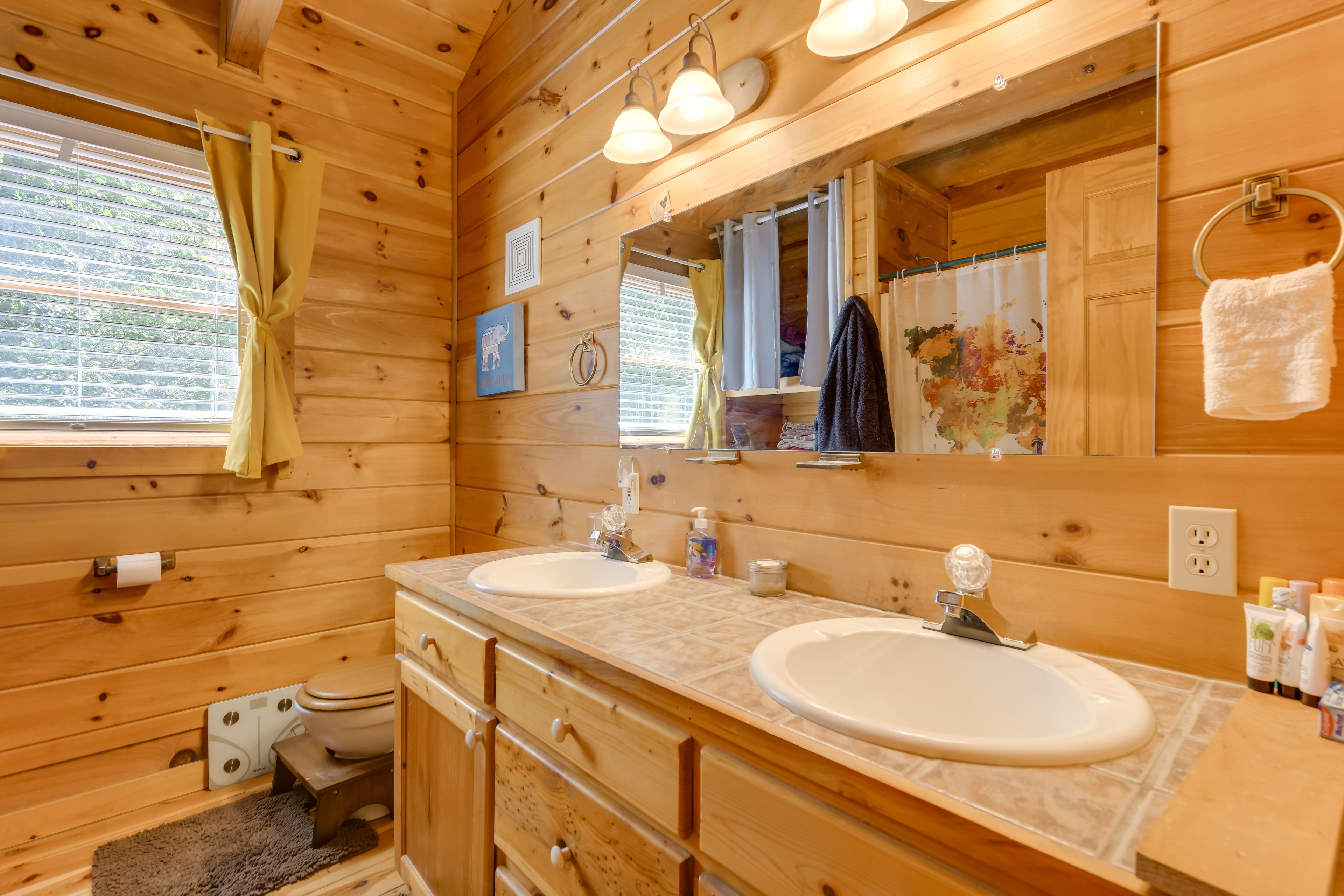 Full Bathroom | 2nd Floor | Towels Provided | Complimentary Toiletries