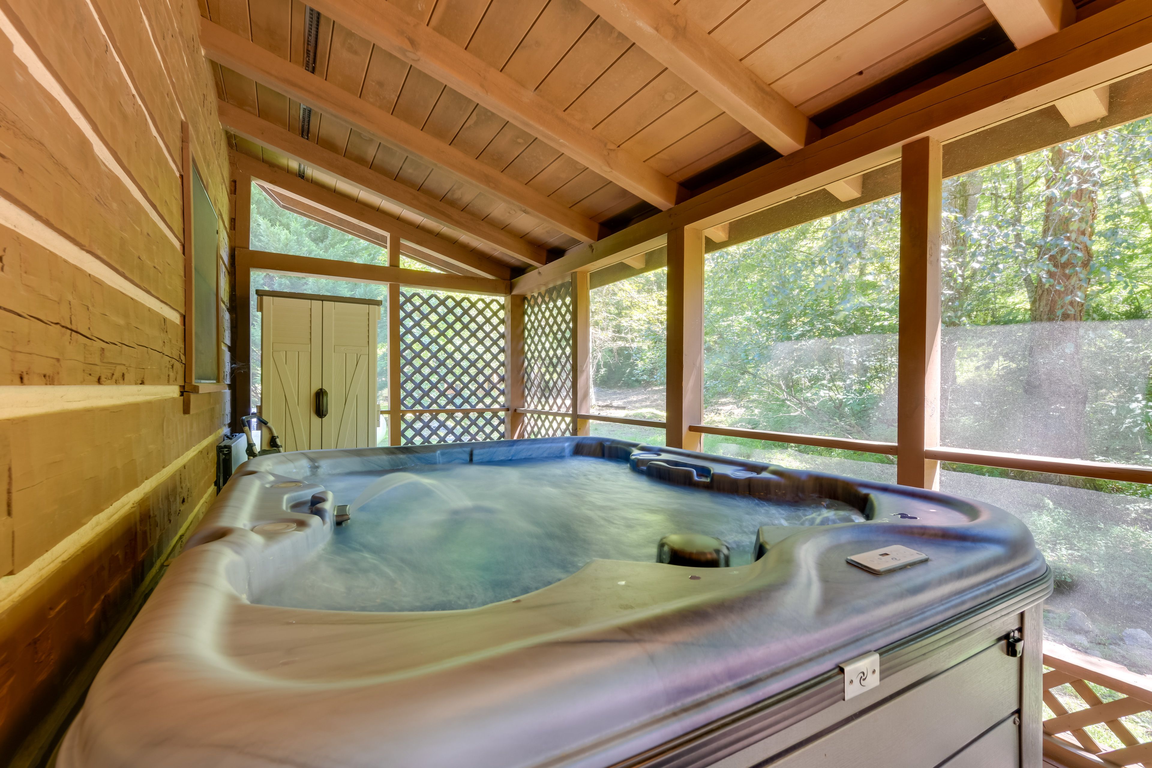 Screened Porch & Hot Tub | Self Check-In | 5 Mi to Cherokee National Forest