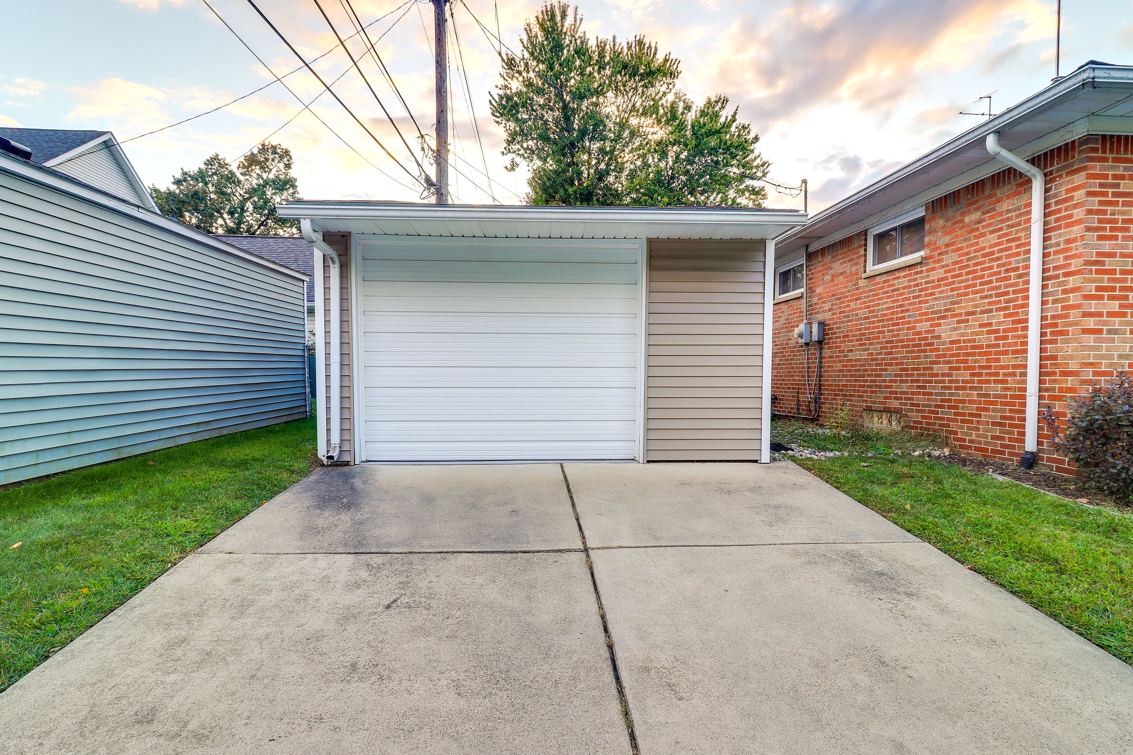 Parking | Garage (1 Vehicle) | Driveway (1 Vehicle)
