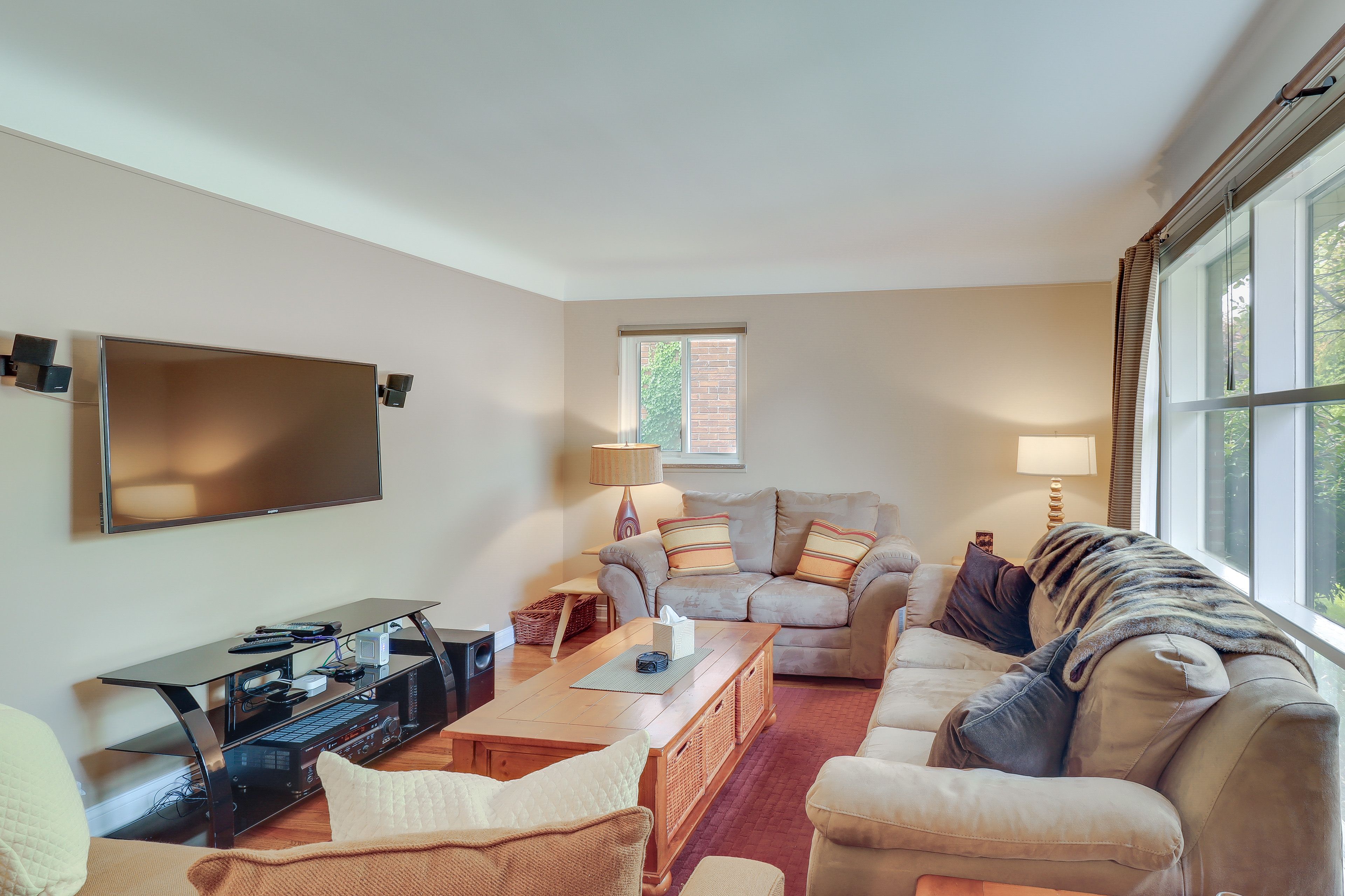 Living Room | Smart TV | Free WiFi