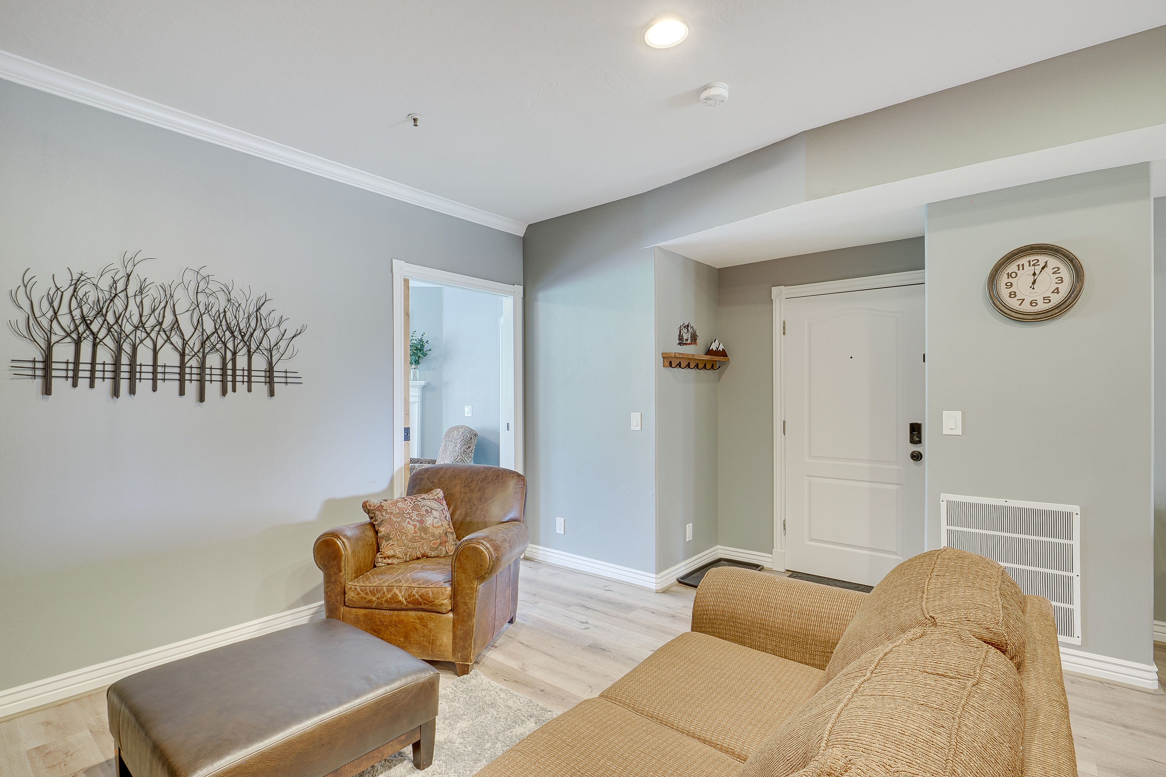 Living Room | Pack 'n Play | Smart TV