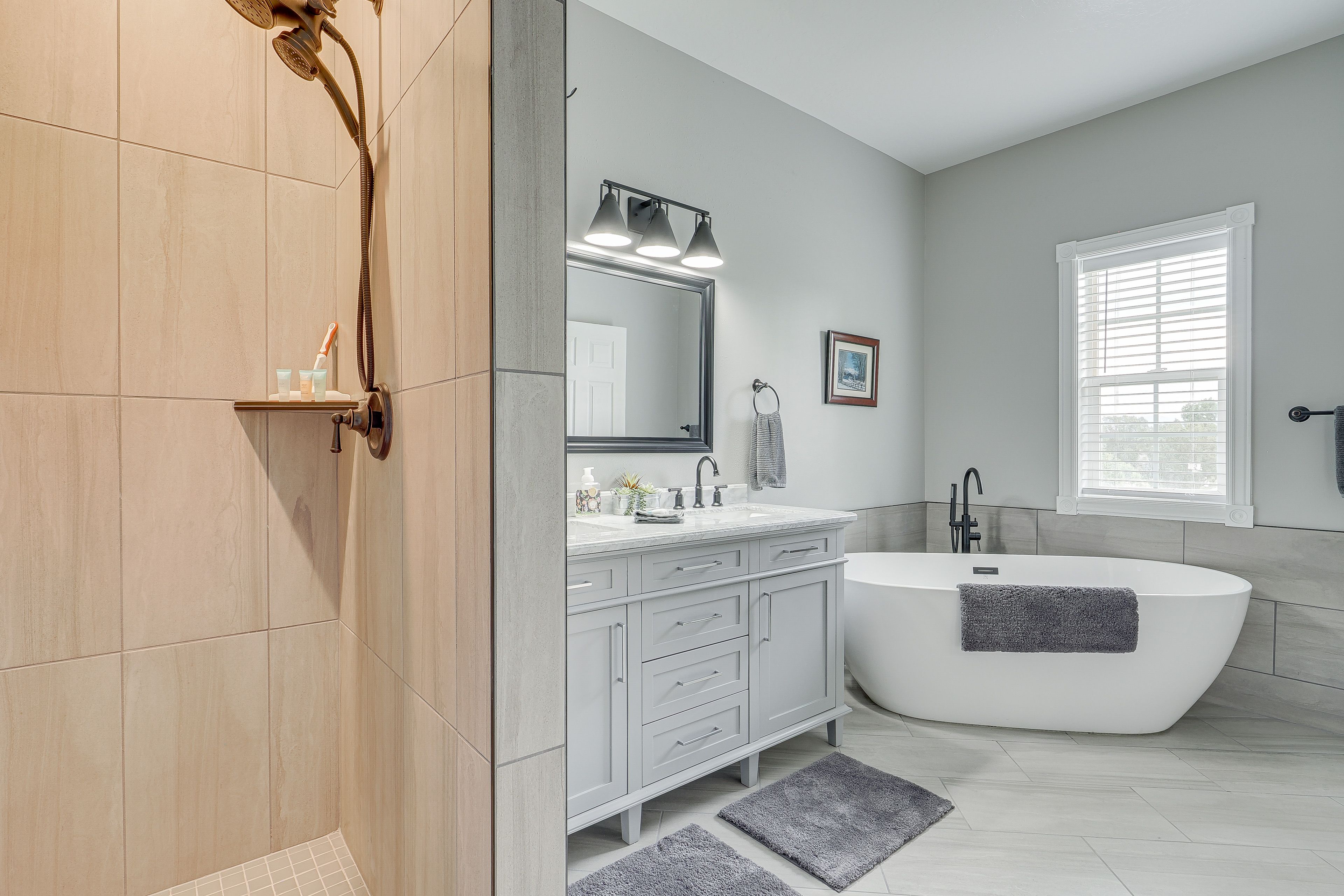 Full En-Suite Bathroom | Bathtub | Walk-In Shower | Towels Provided