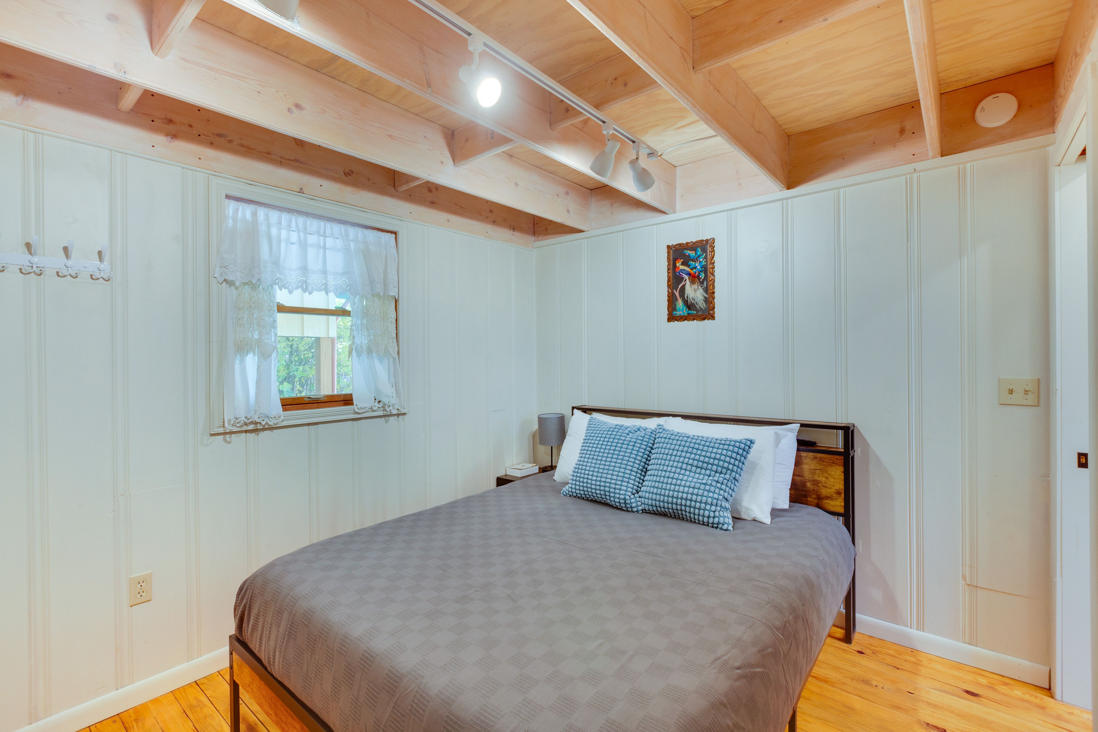 Bedroom 1 | 1st Floor | Queen Bed | Linens Provided | Smart TV