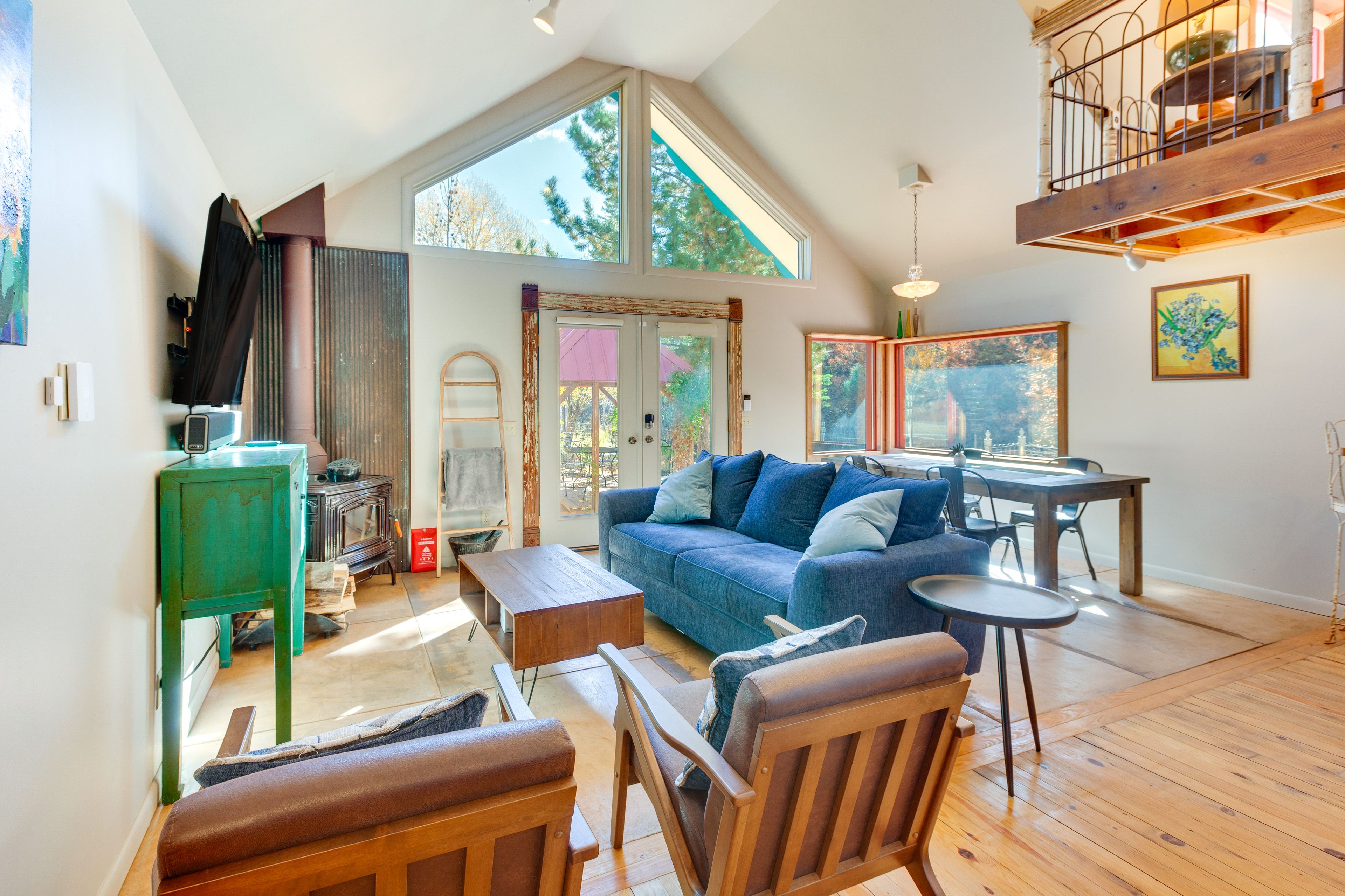Living Room | Wood-Burning Stove | Electric Heating | Free WiFi