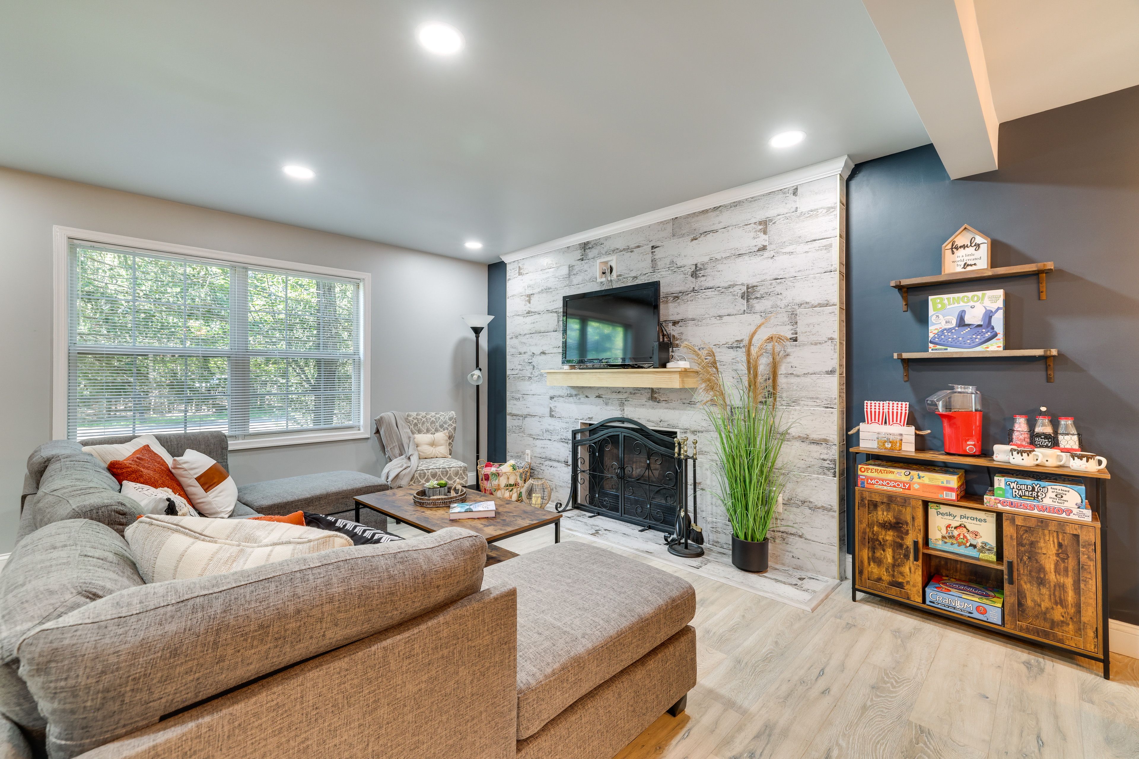 Living Room | Board Games | Smart TV | Cable/Satellite | Fireplace