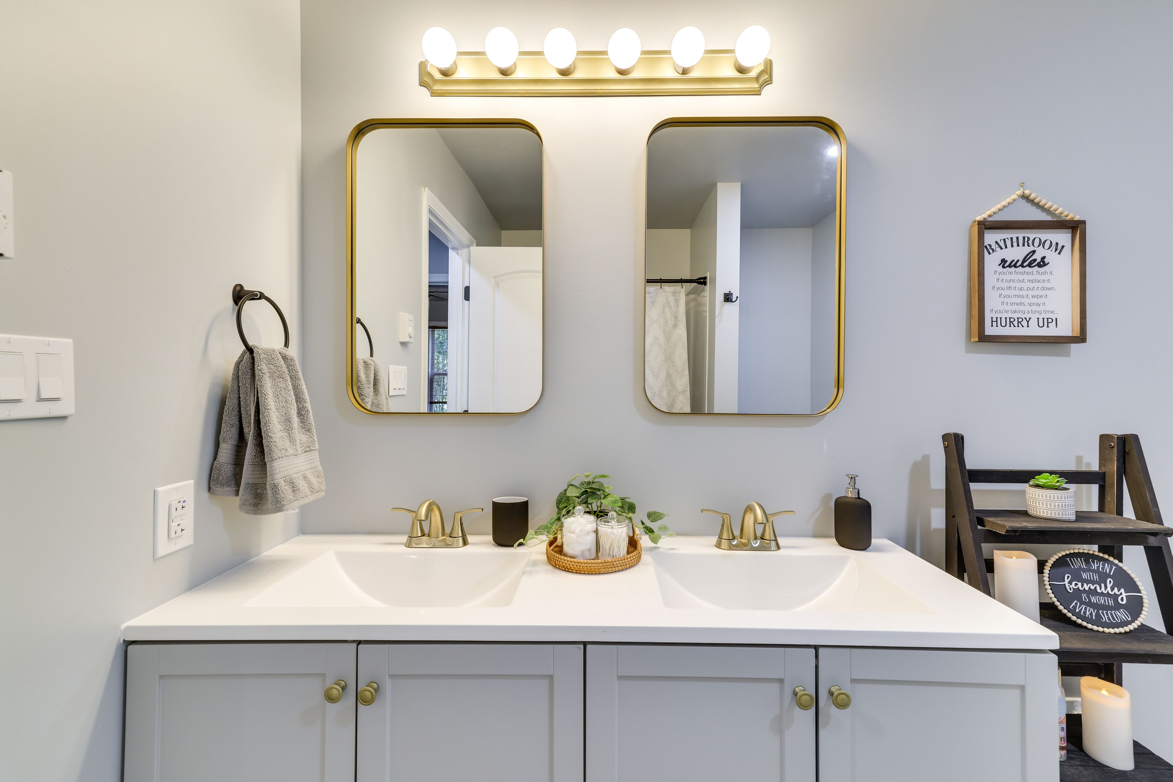 Bathroom | Complimentary Toiletries | Towels Provided