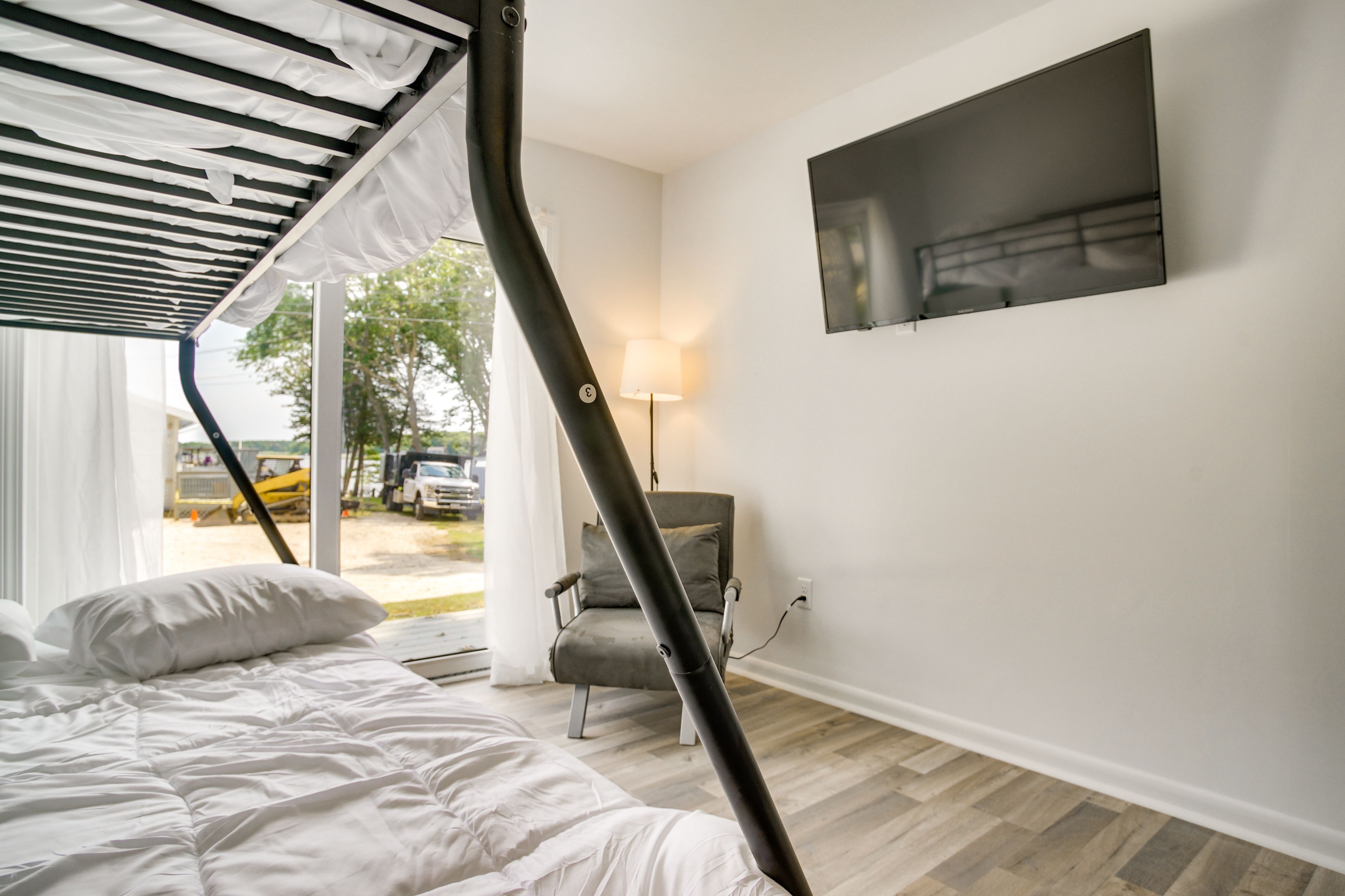 Bedroom 1 | Twin/Full Bunk Bed