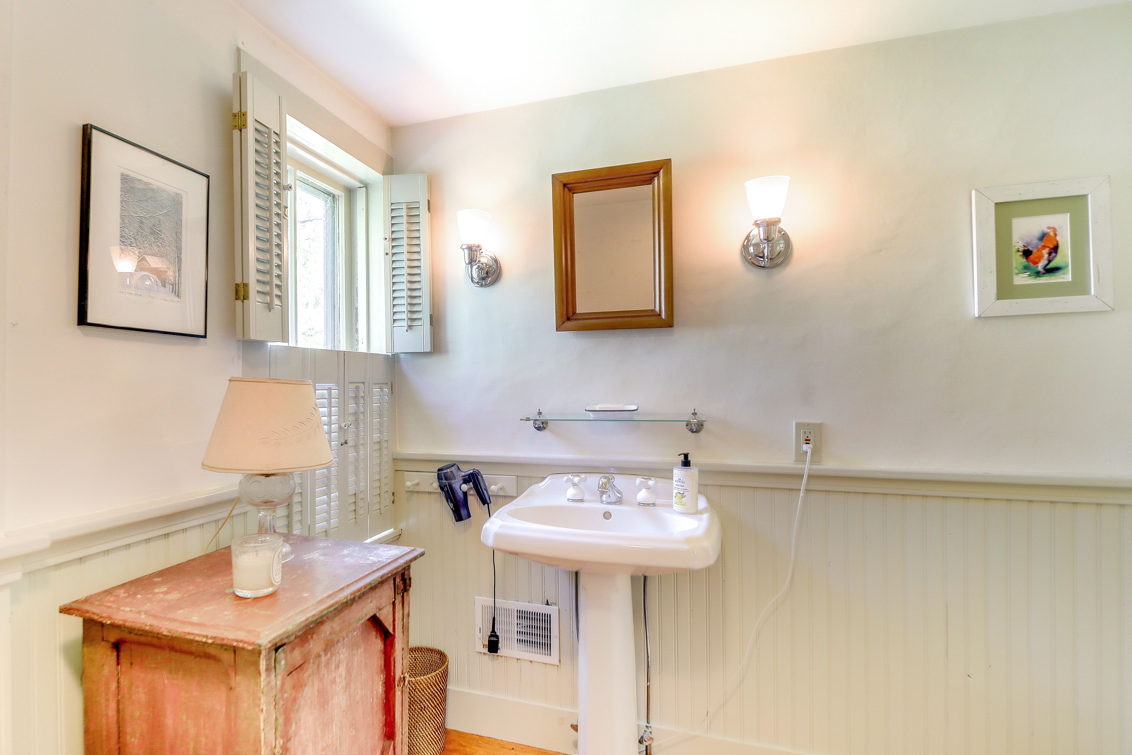 Full Bathroom | 1st Floor | Complimentary Toiletries | Shower & Soaking Tub
