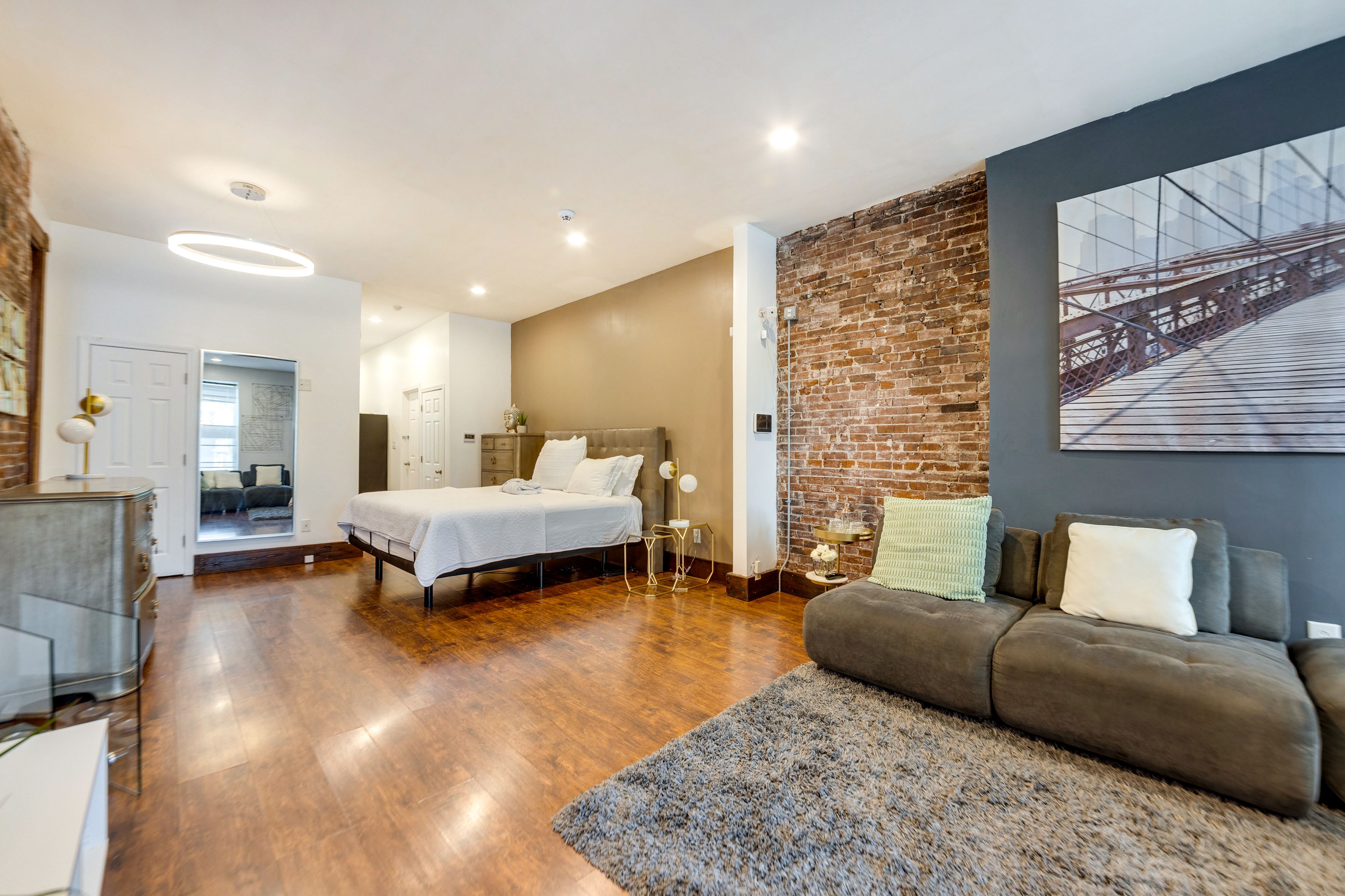 Studio | King Bed | Linens Provided