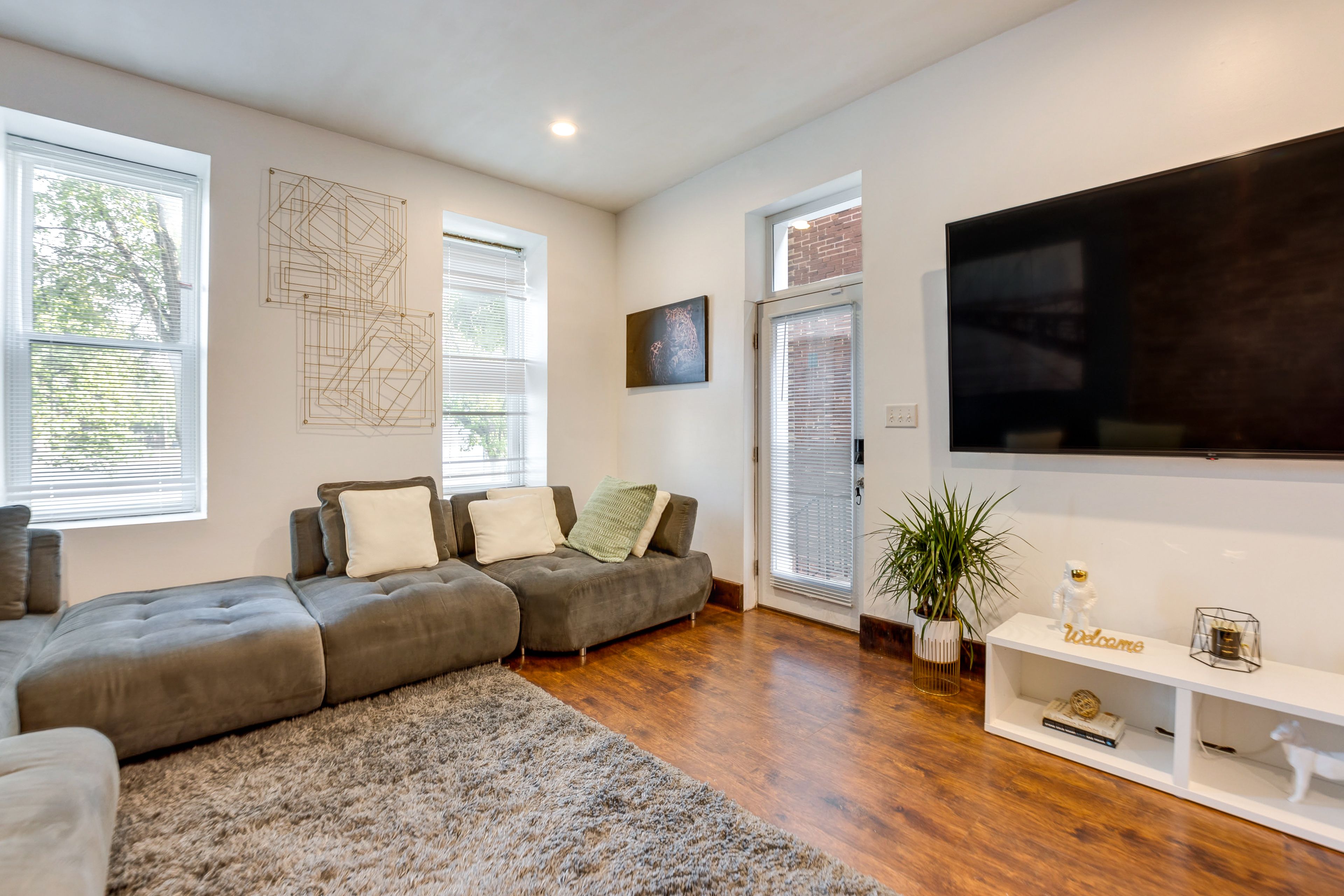 St Louis Vacation Rental | Studio | 1BA | 5 Stairs to Access