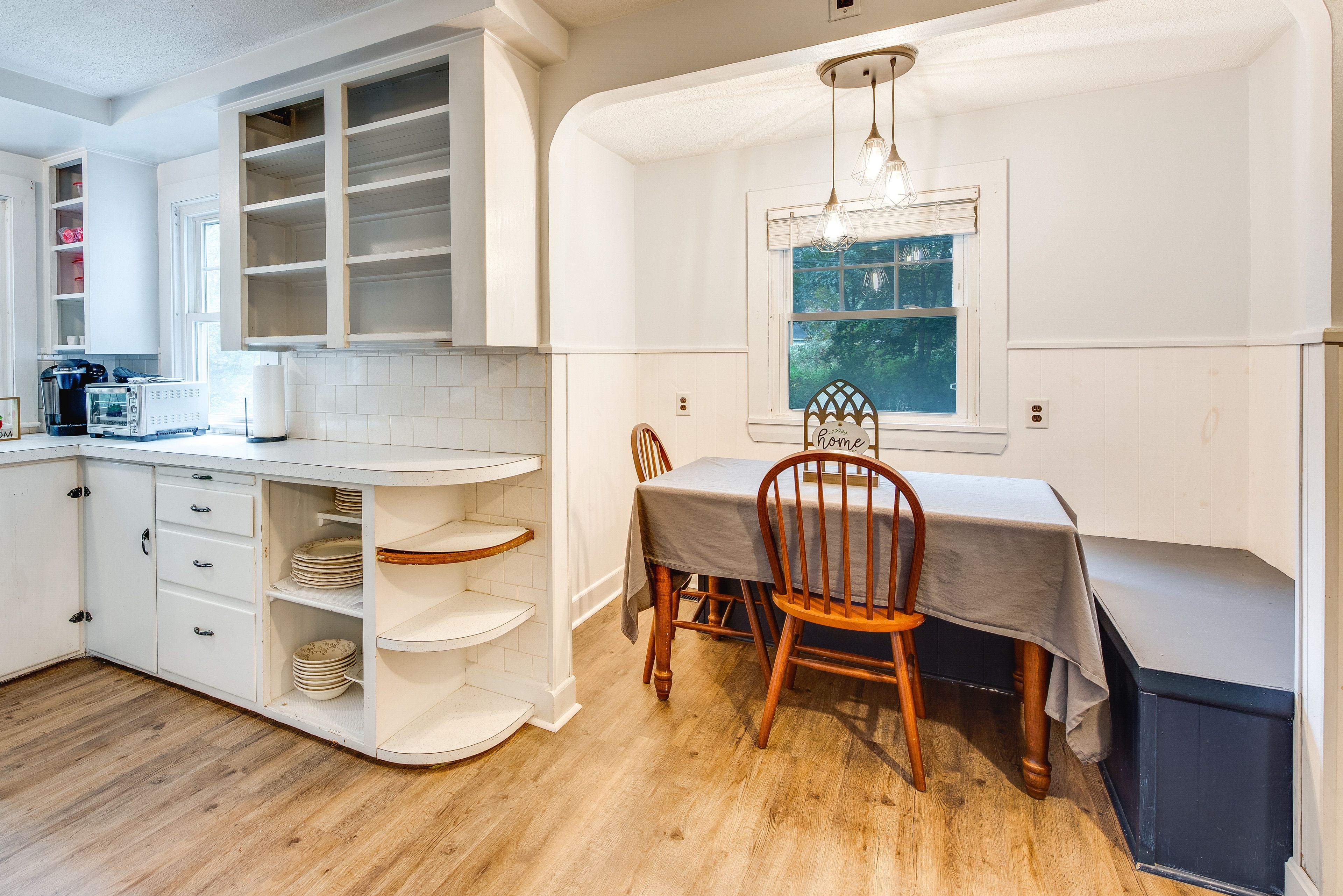 Dining Area | Dishware & Flatware Provided
