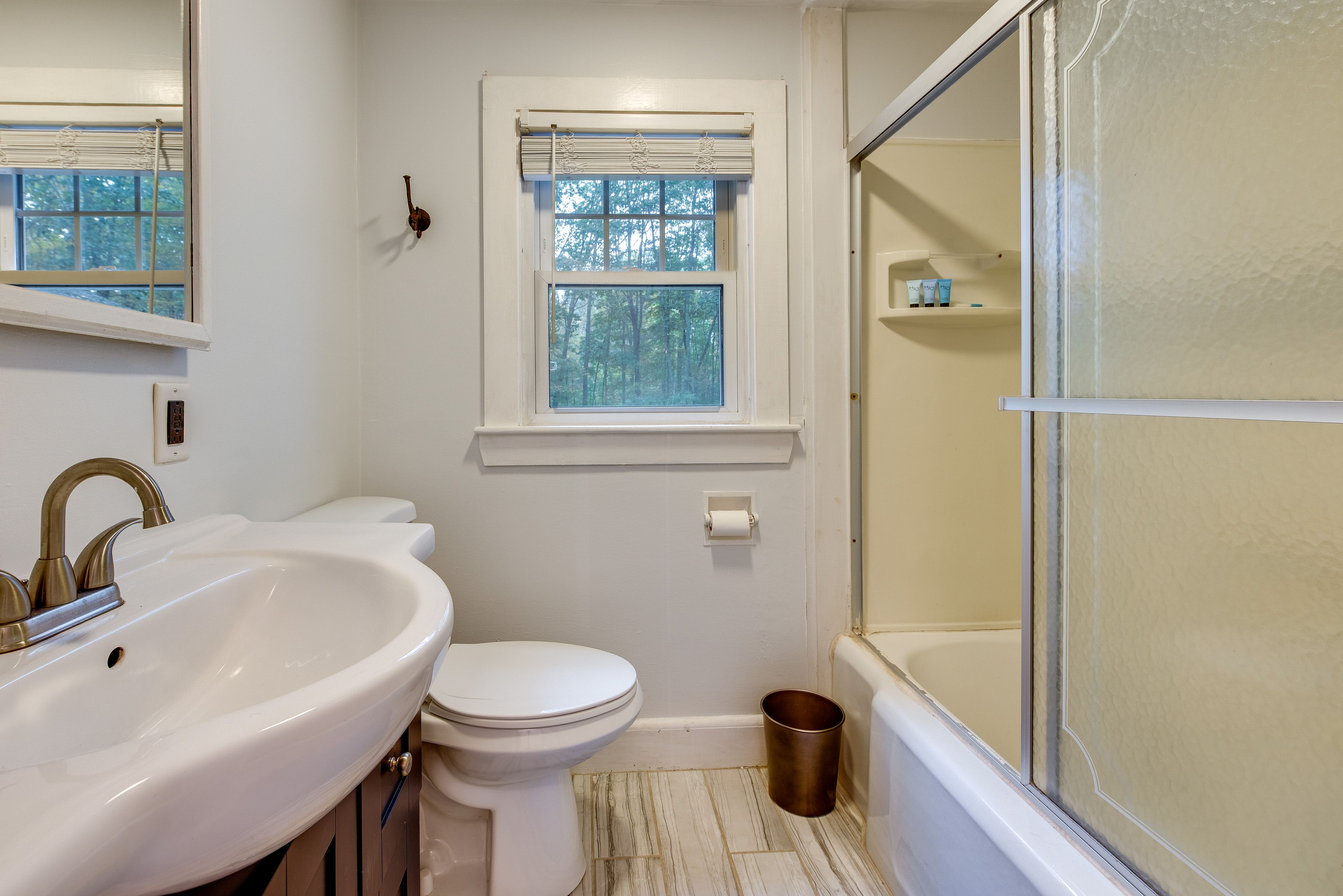 Full Bathroom | Towels Provided