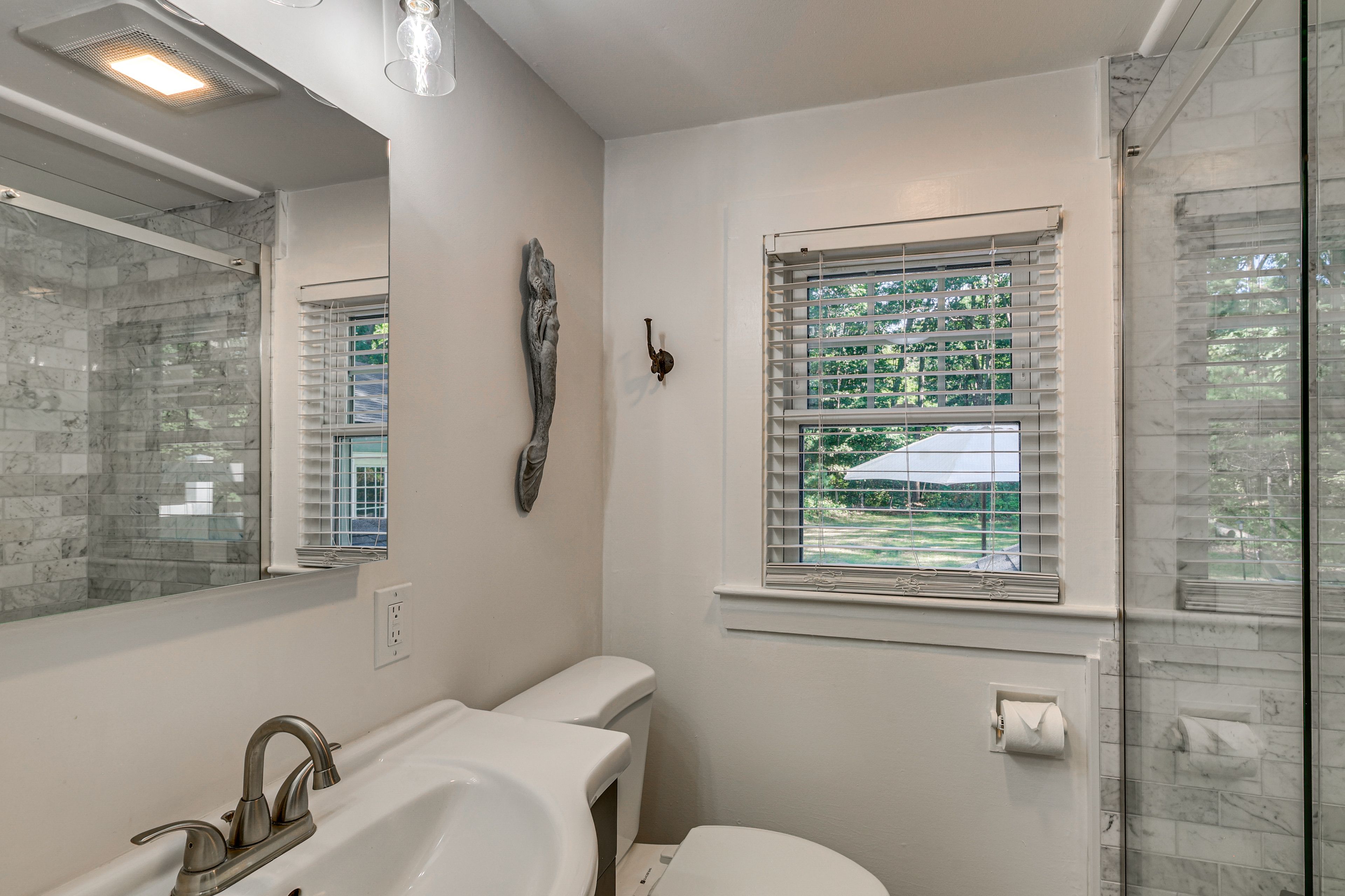 Full Bathroom | Towels Provided