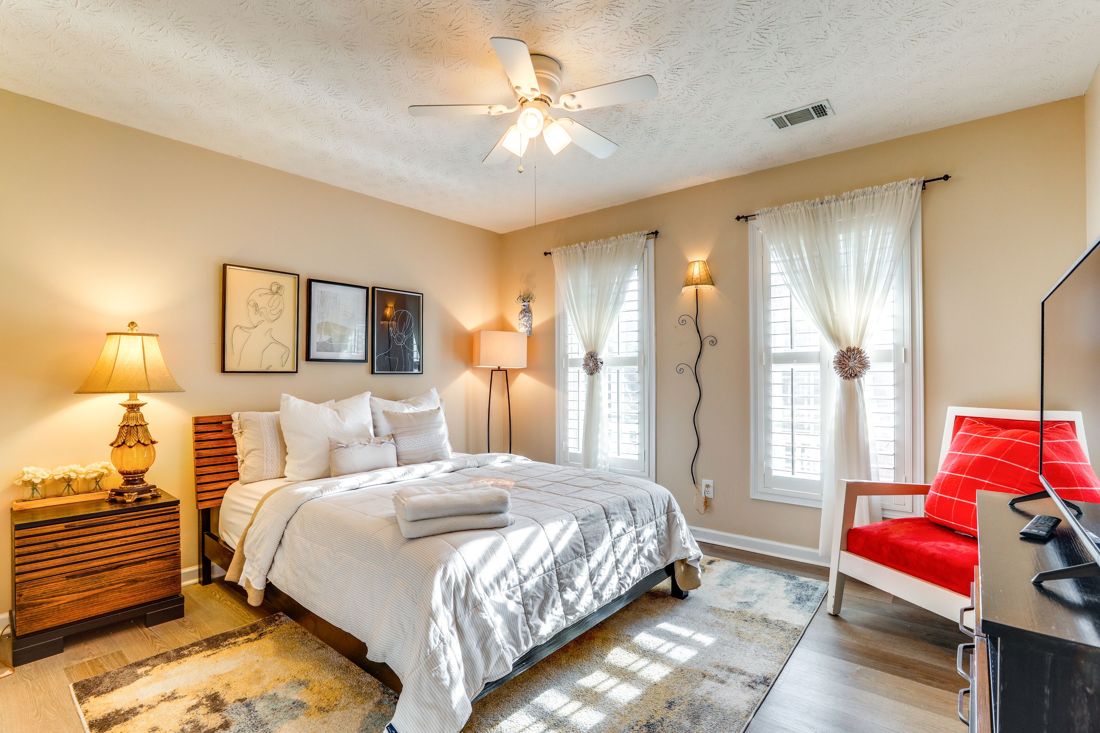 Bedroom 1 | 1st Floor | Queen Bed | Smart TV | Linens Provided