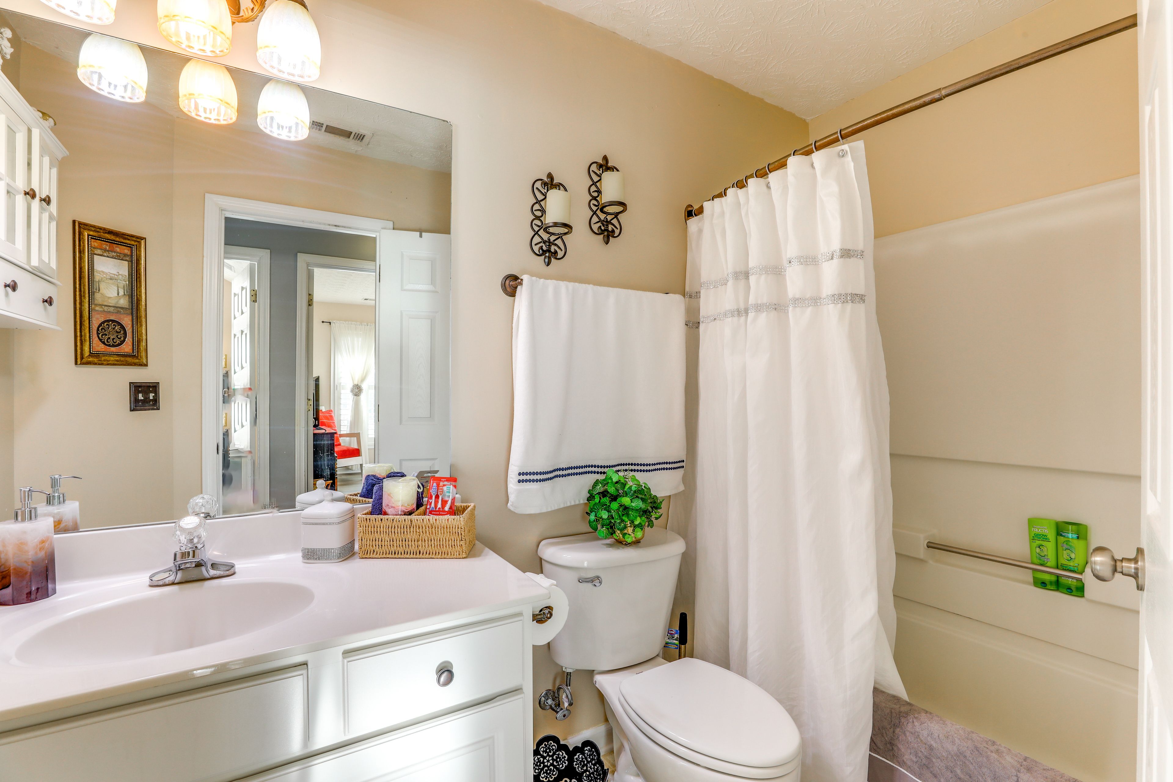 Full Bathroom | 1st Floor | Towels Provided | Complimentary Toiletries