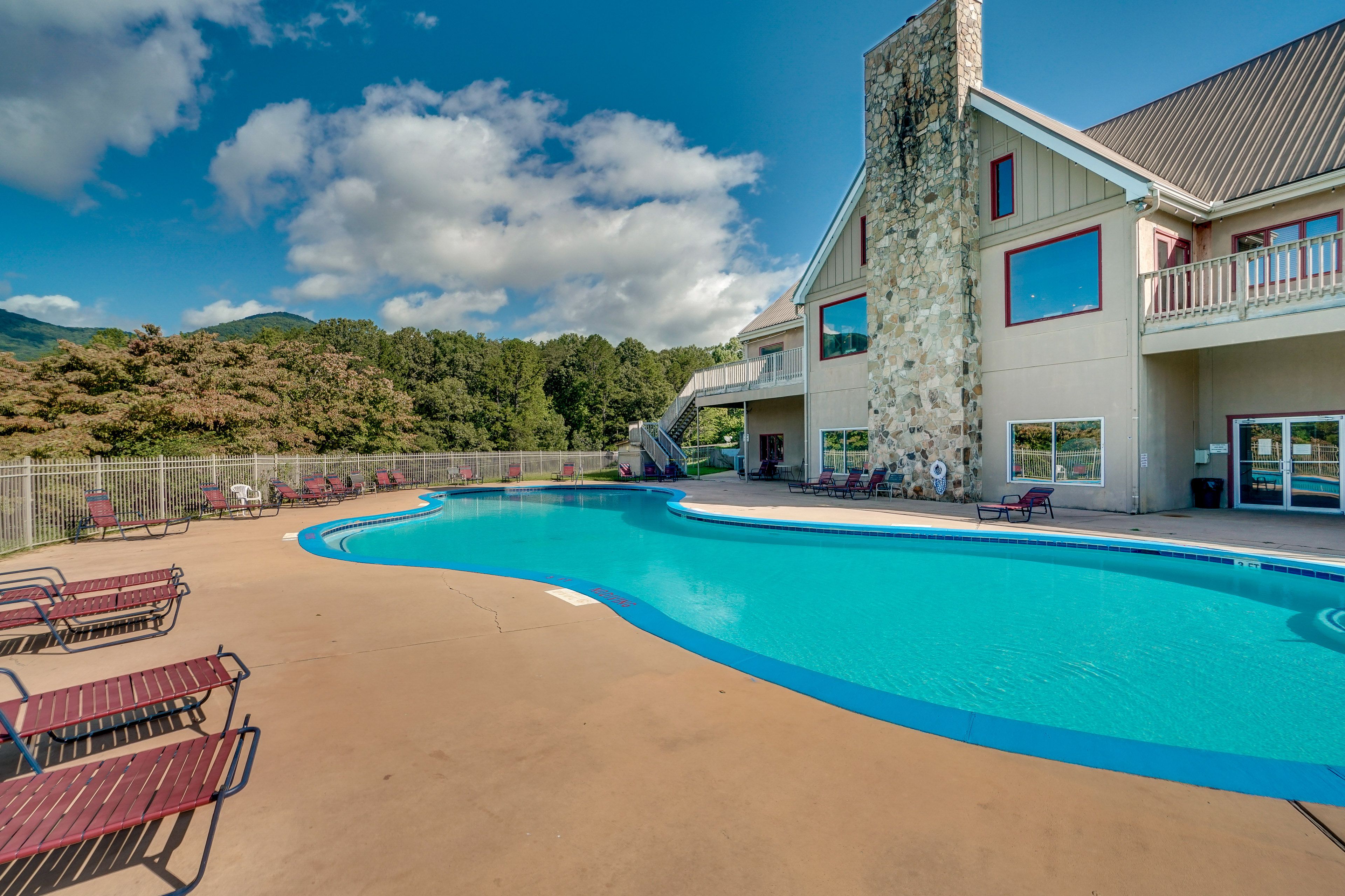Outdoor Pool (Available Memorial Day-Labor Day)