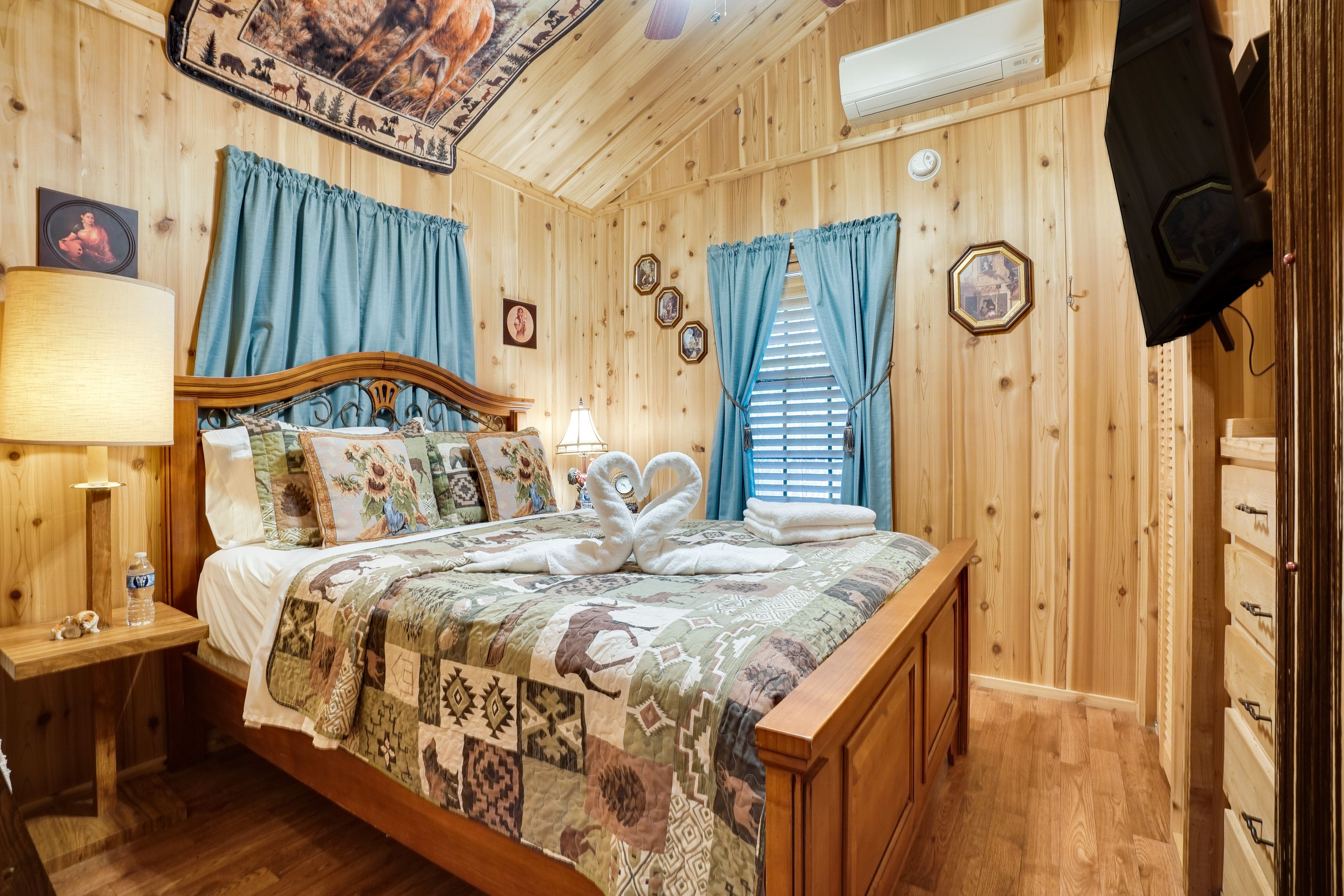 Bedroom | Queen Bed | Smart TV | Linens Provided