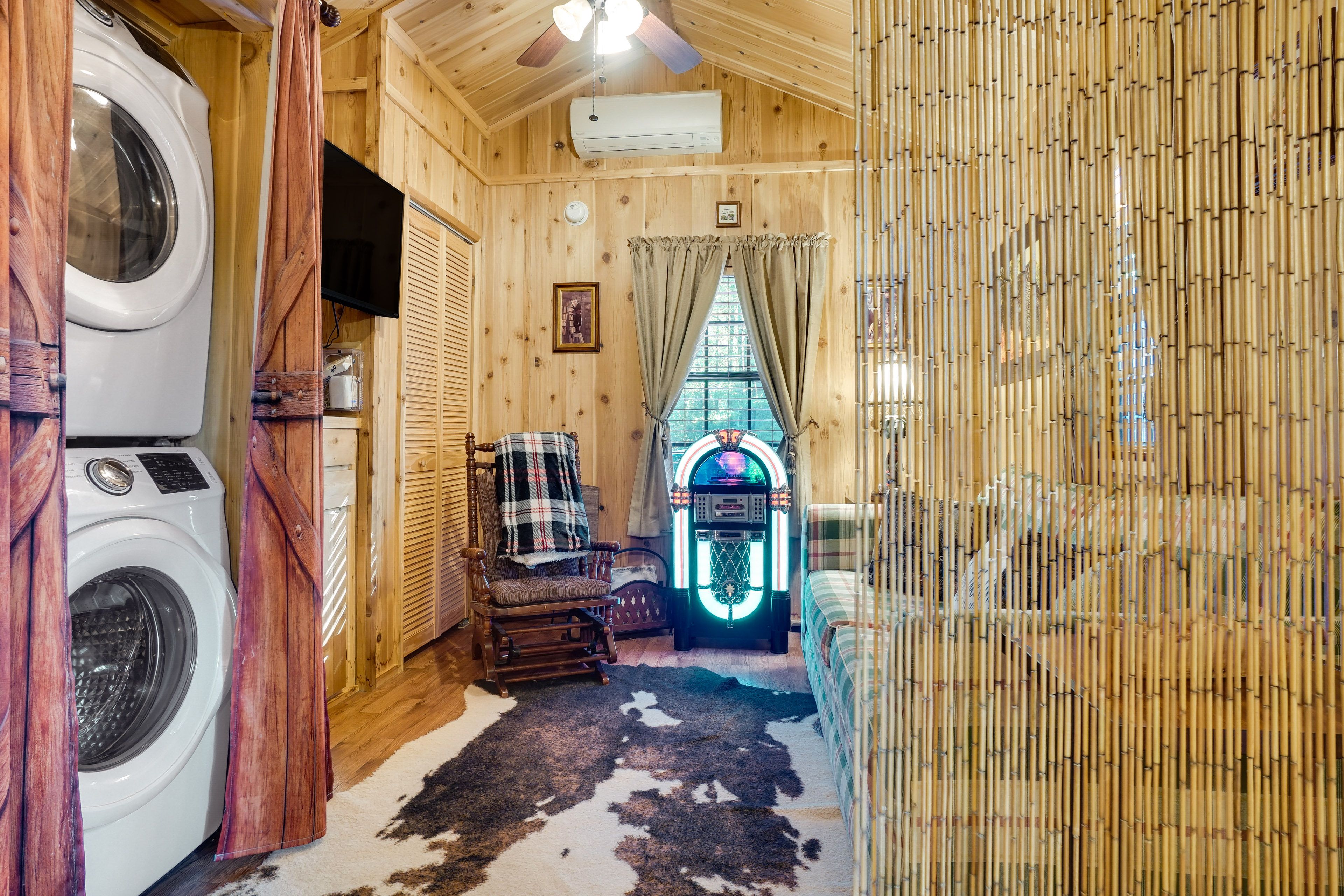 Living Room | Central Heating & A/C | Smart TV | Free WiFi | Washer & Dryer