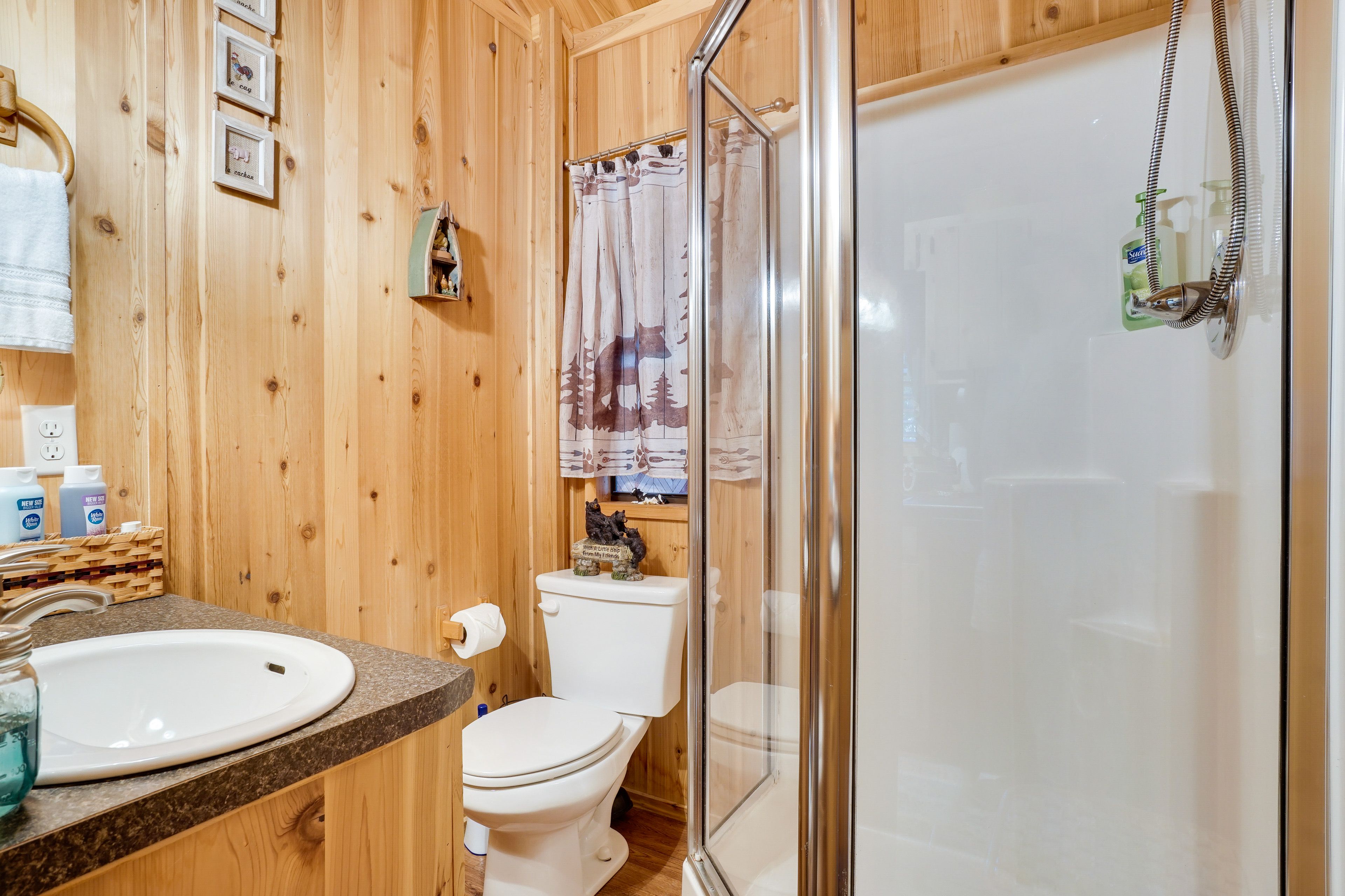 Full Bathroom | Towels Provided | Complimentary Toiletries | Hair Dryer