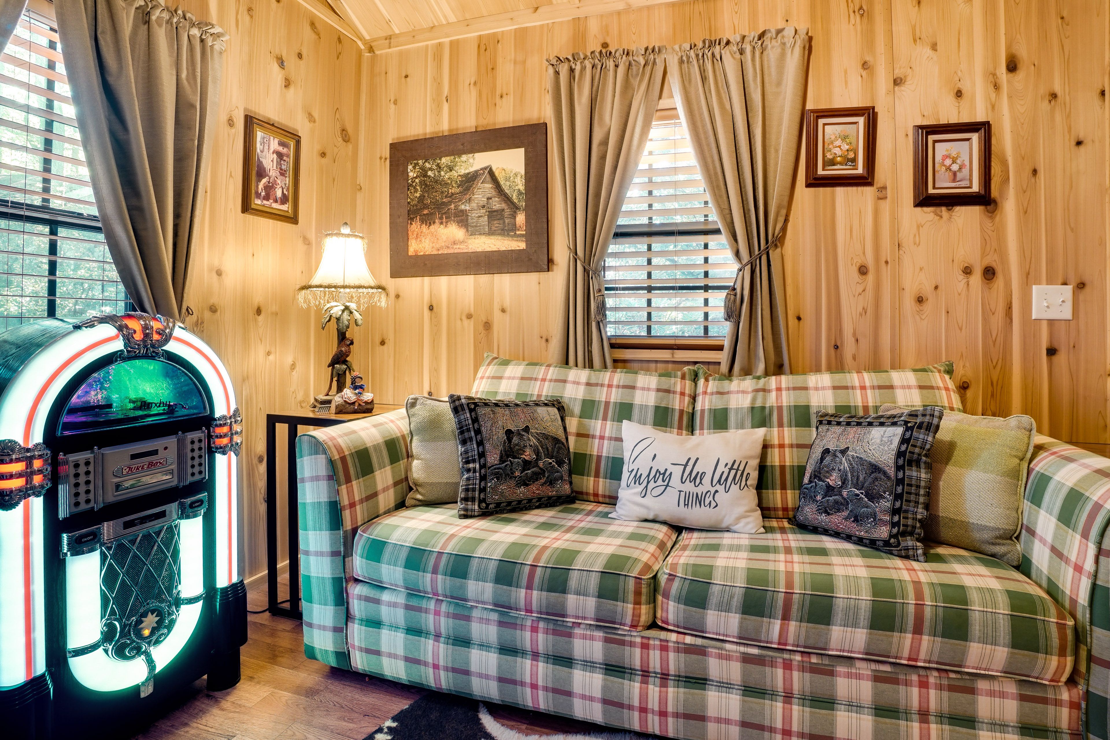 Cleveland Vacation Rental | 1BR | 1BA | 450 Sq Ft | Stairs Required