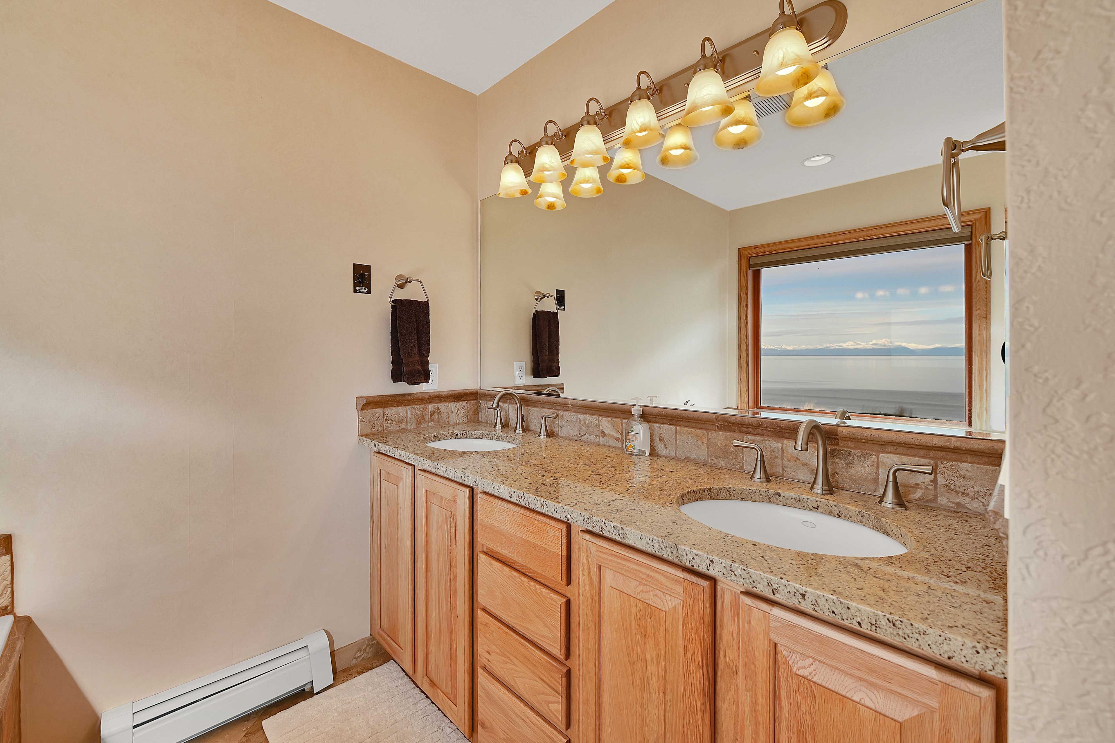 En-Suite Bathroom | Jetted Tub | Towels Provided | Complimentary Toiletries