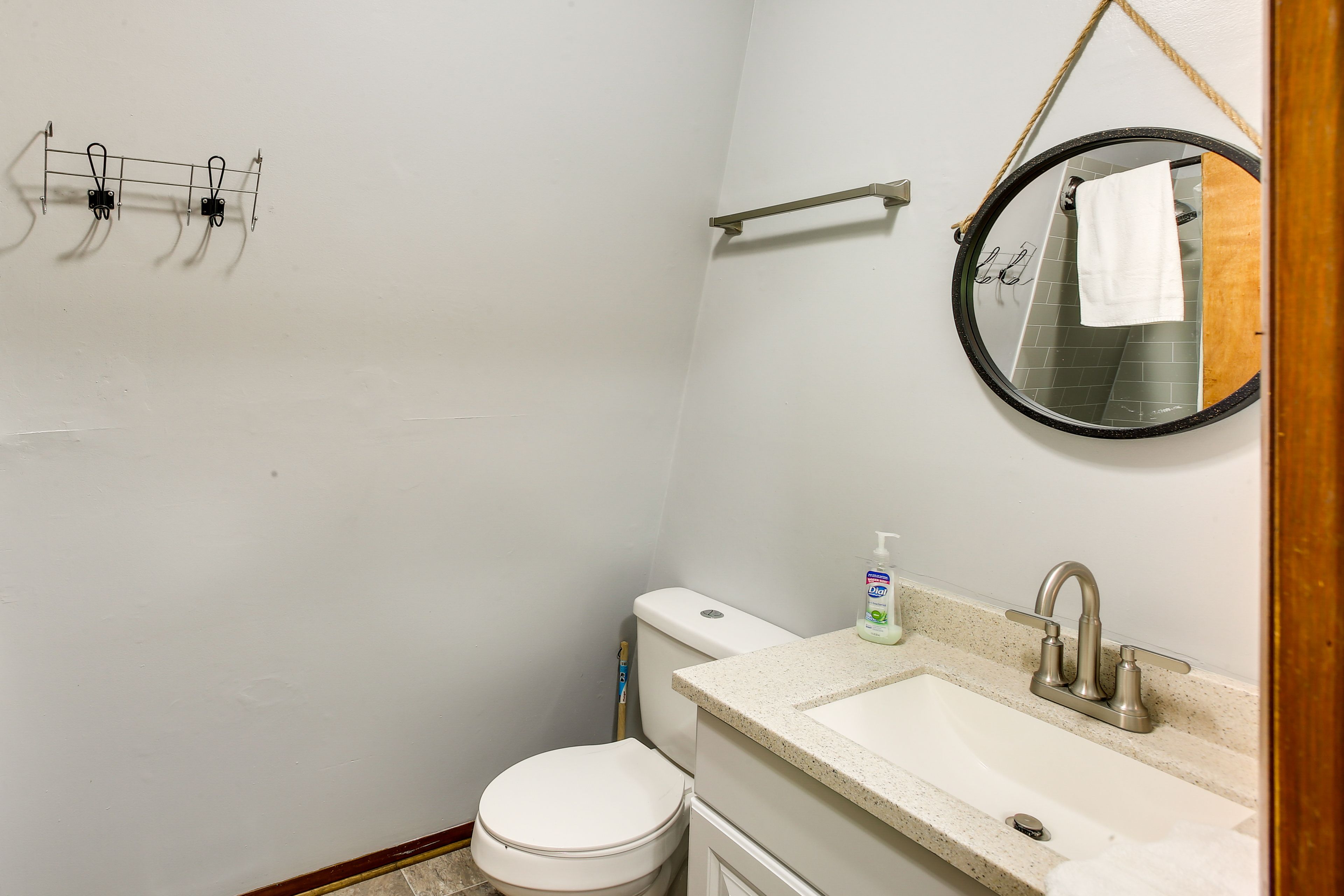 Full Bathroom | Towels Provided