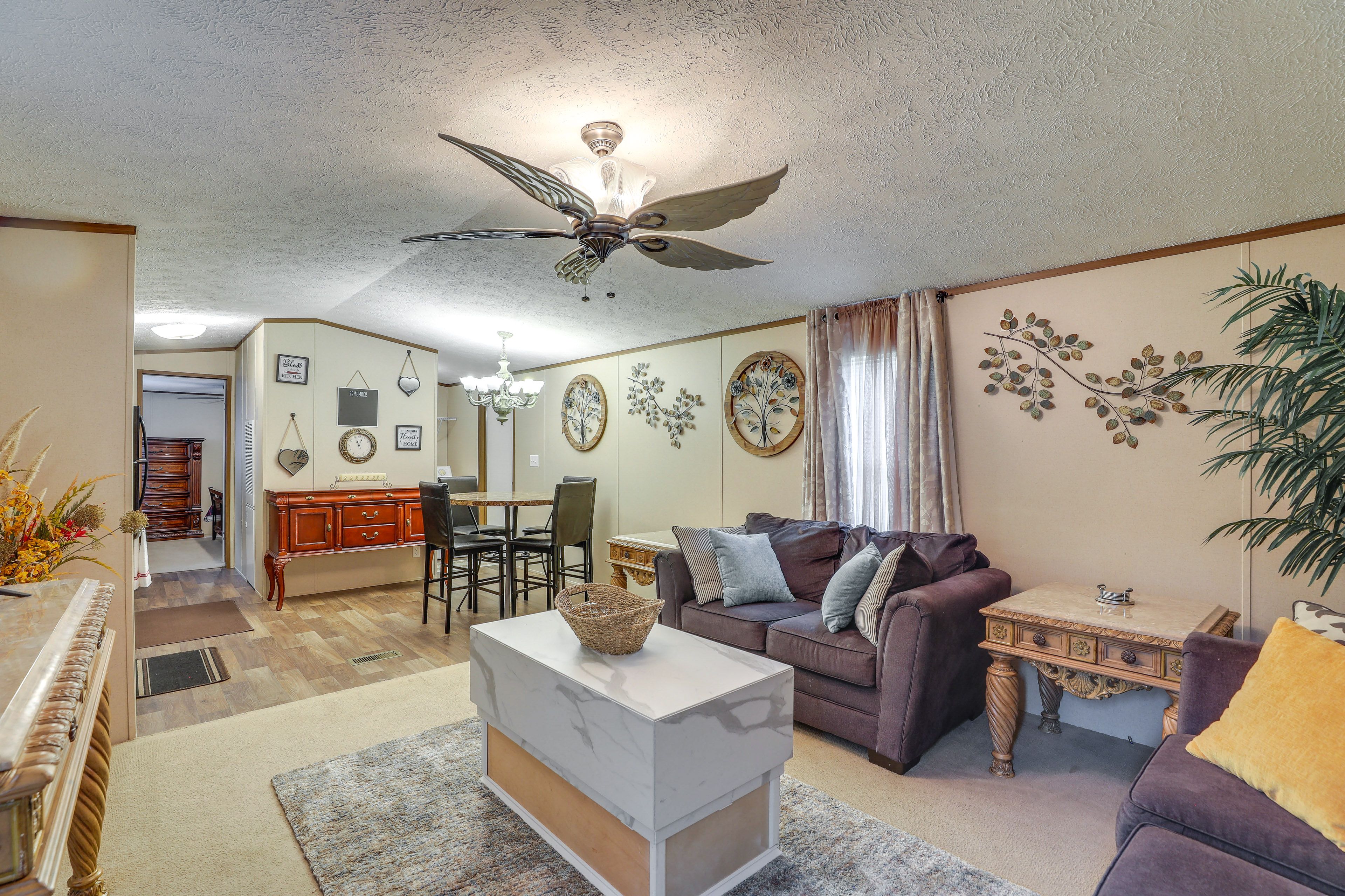 Living Room | Central A/C & Heat | Smart TV