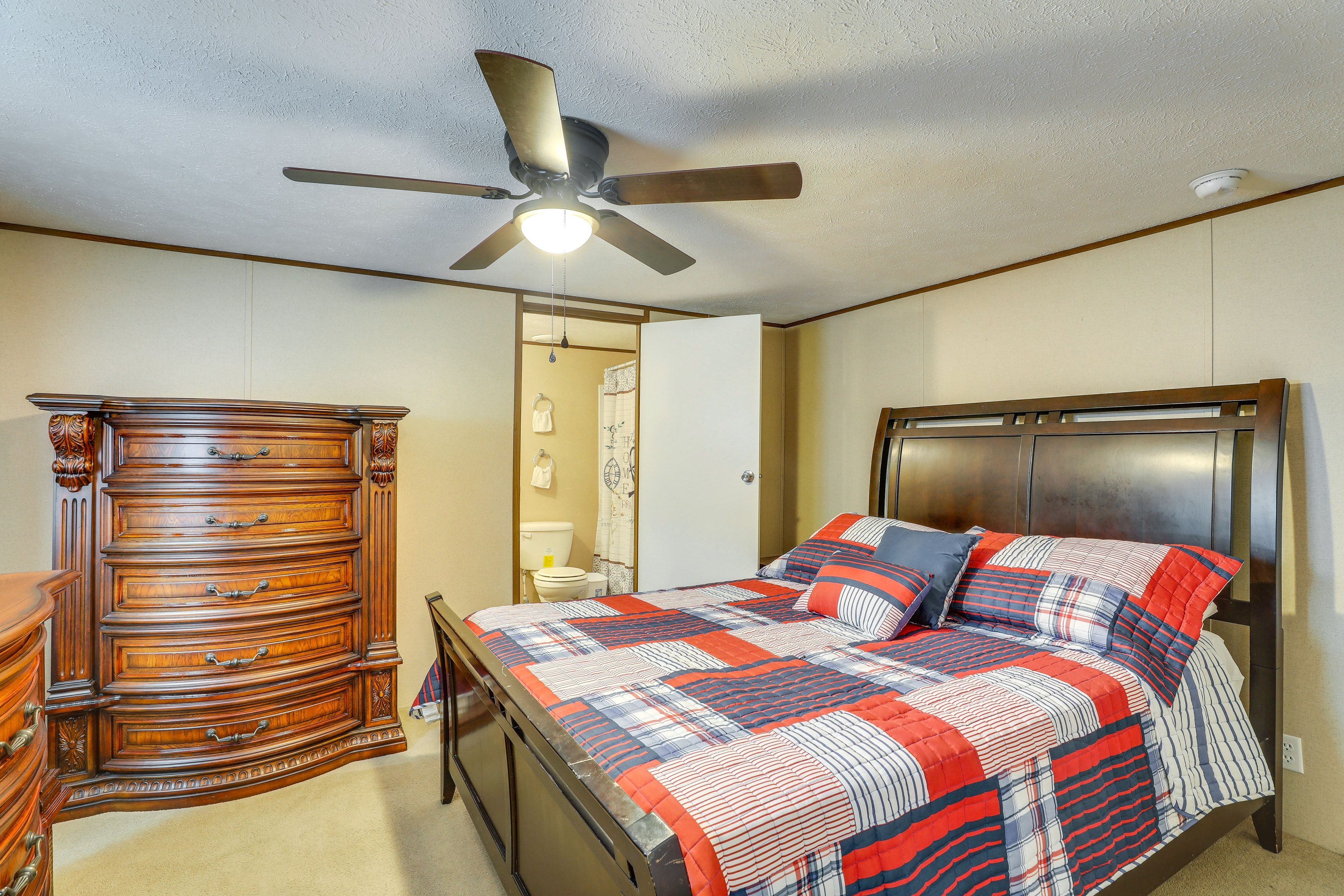 Bedroom 1 | Queen Bed | Smart TV | En-Suite Bathroom