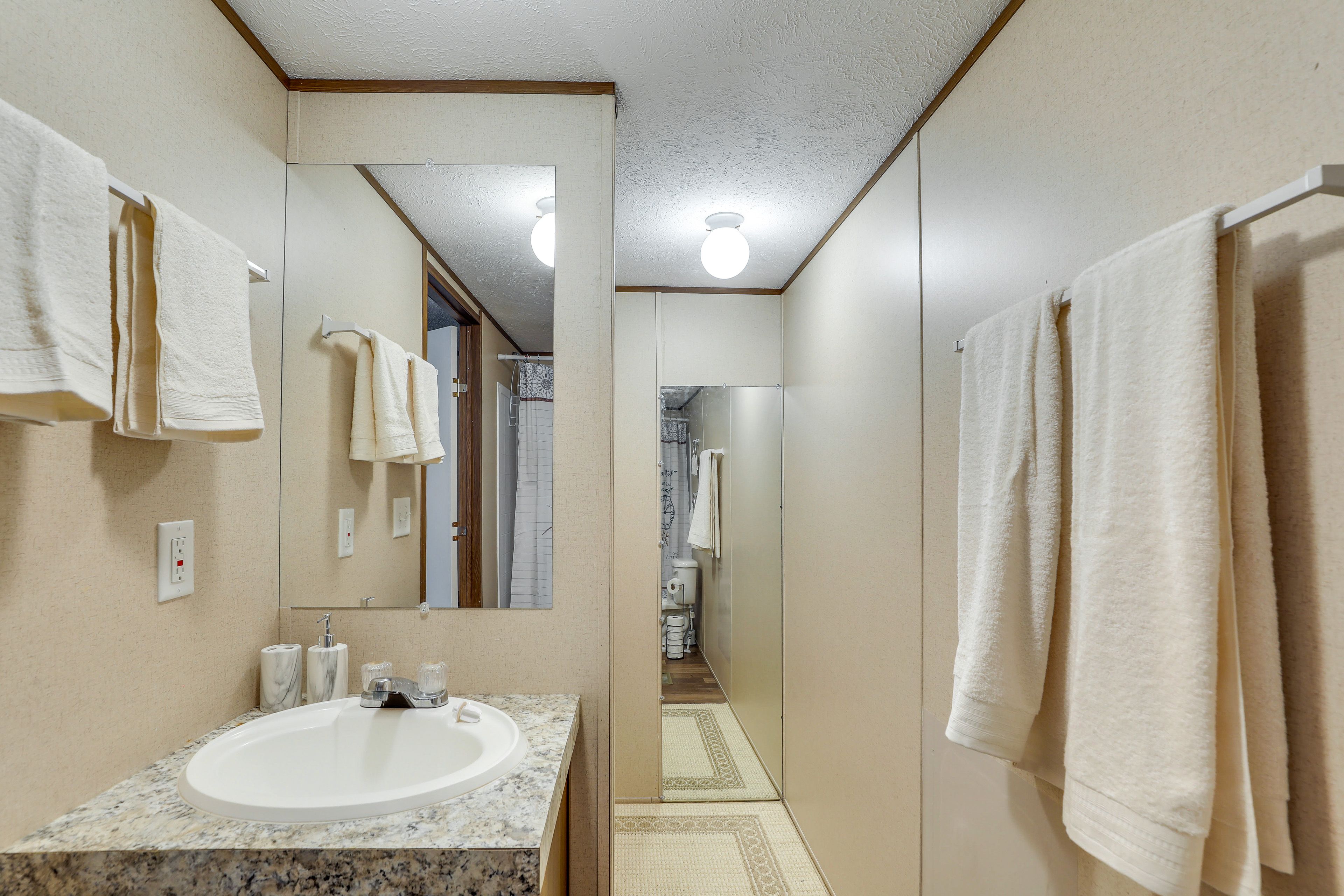 En-Suite Bathroom | Complimentary Toiletries | Towels Provided