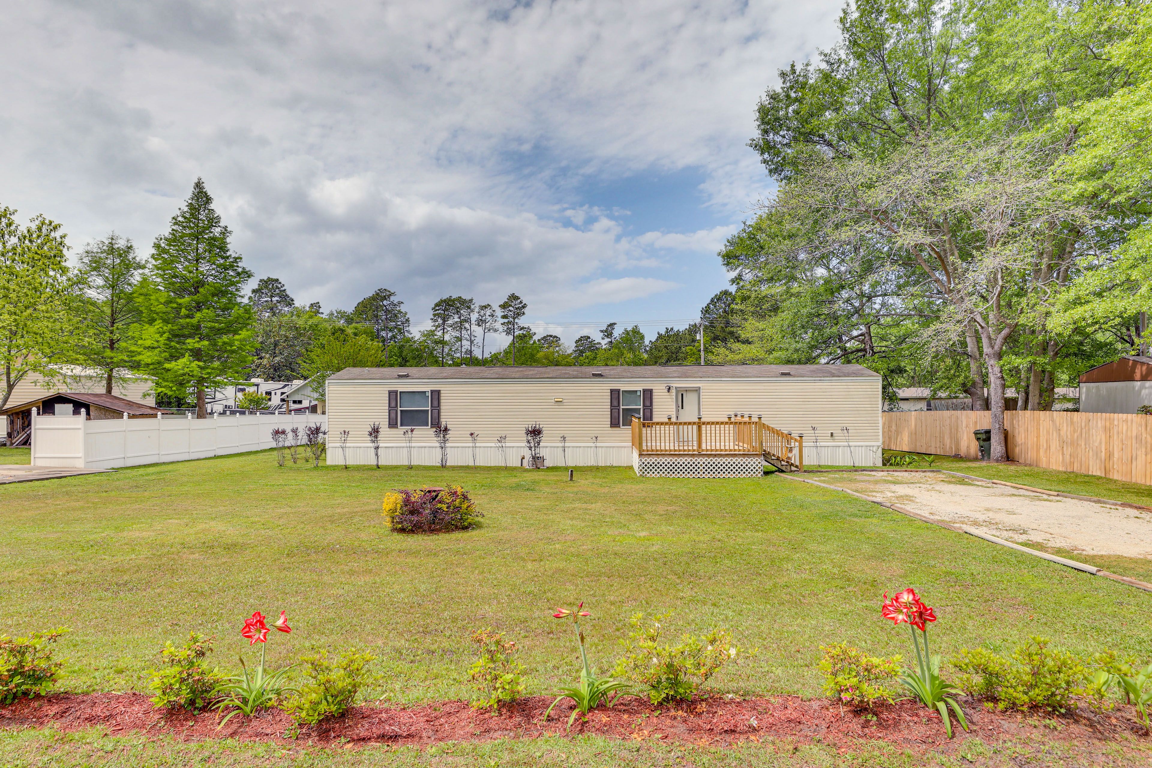 Bonneau Vacation Rental | 3BR | 2BA | 924 Sq Ft | 5 Steps to Access