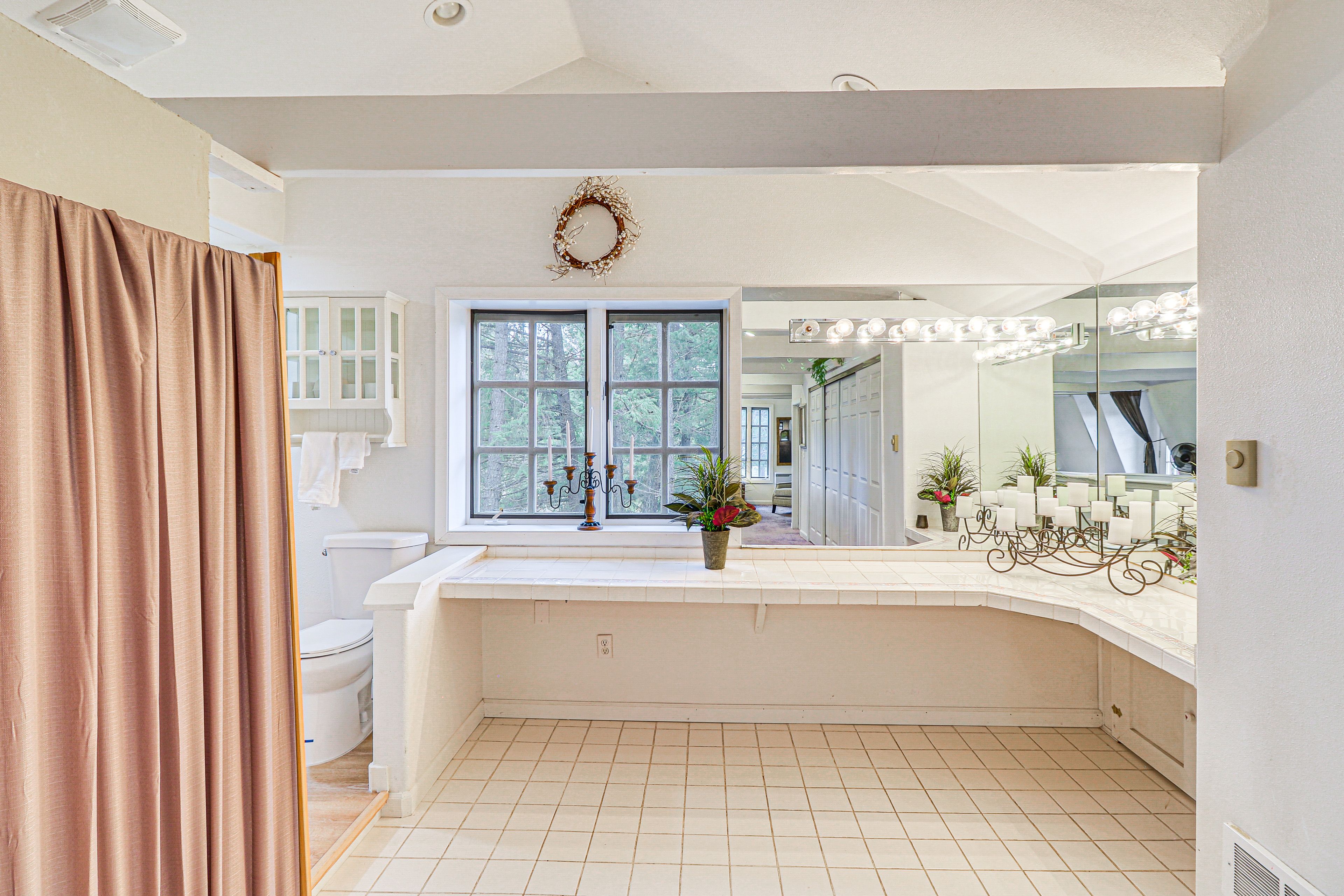 Full Bathroom | Complimentary Toiletries | Upper Level