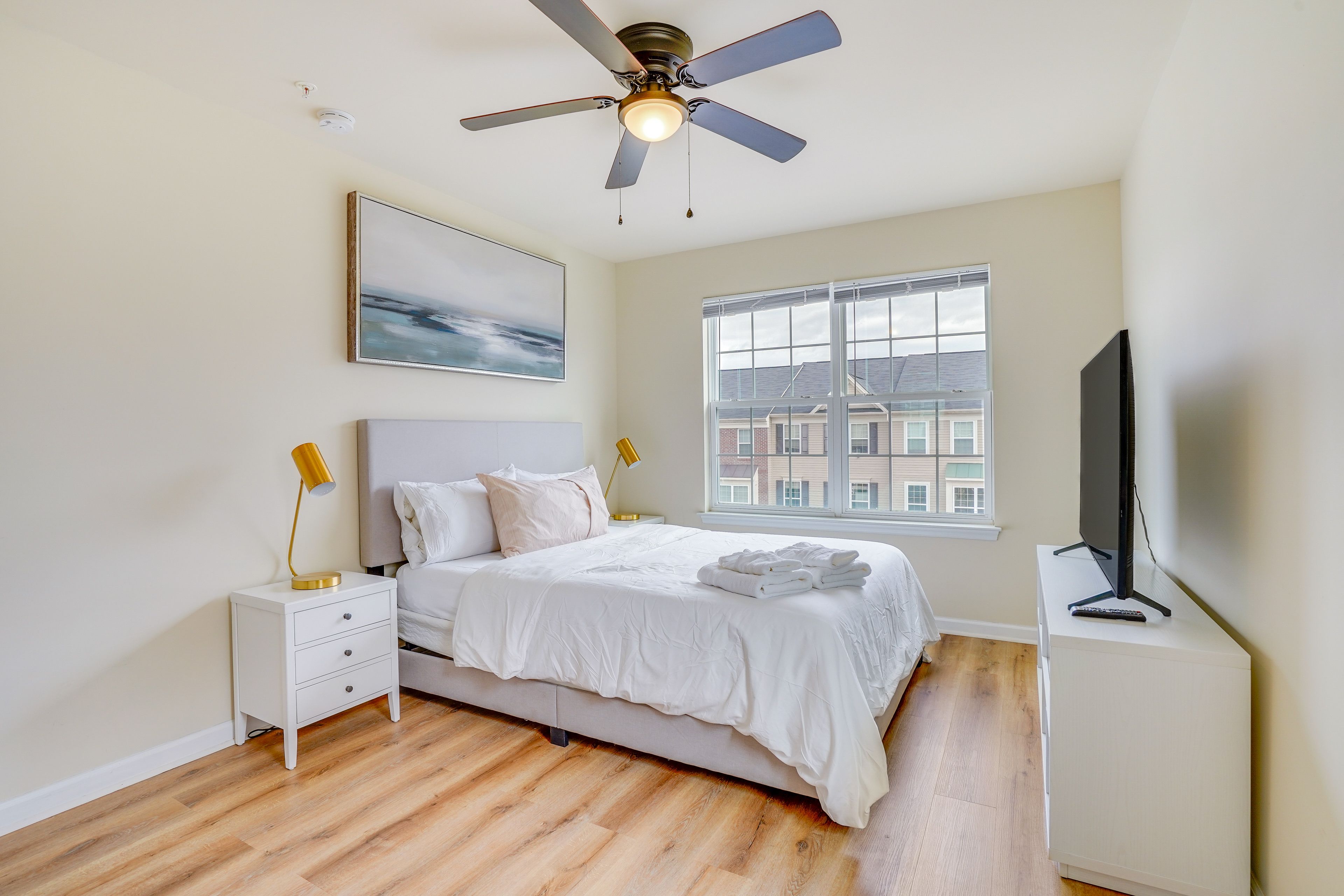 Bedroom 2 | Queen Bed | Smart TV