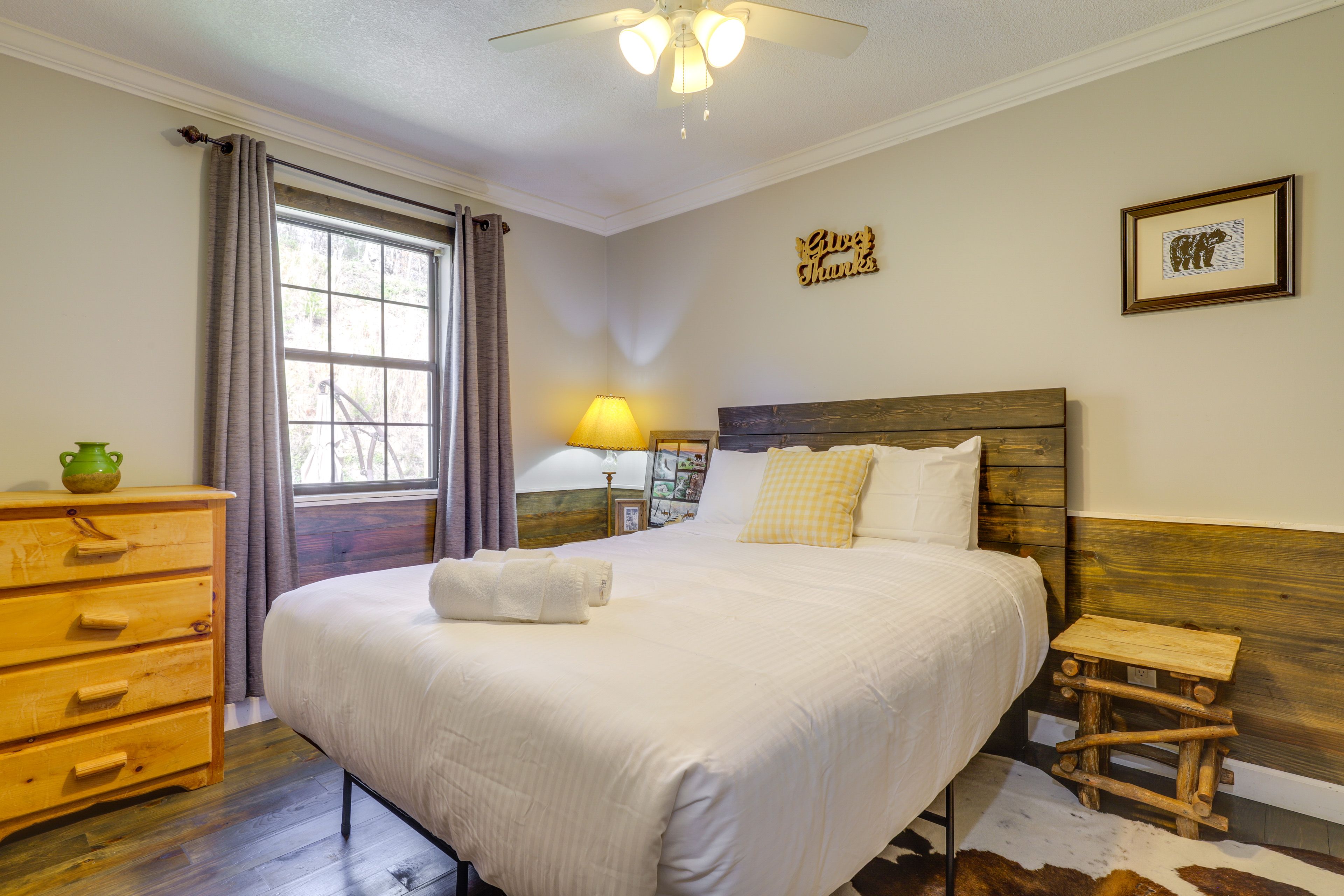 Bedroom 2 | Queen Bed