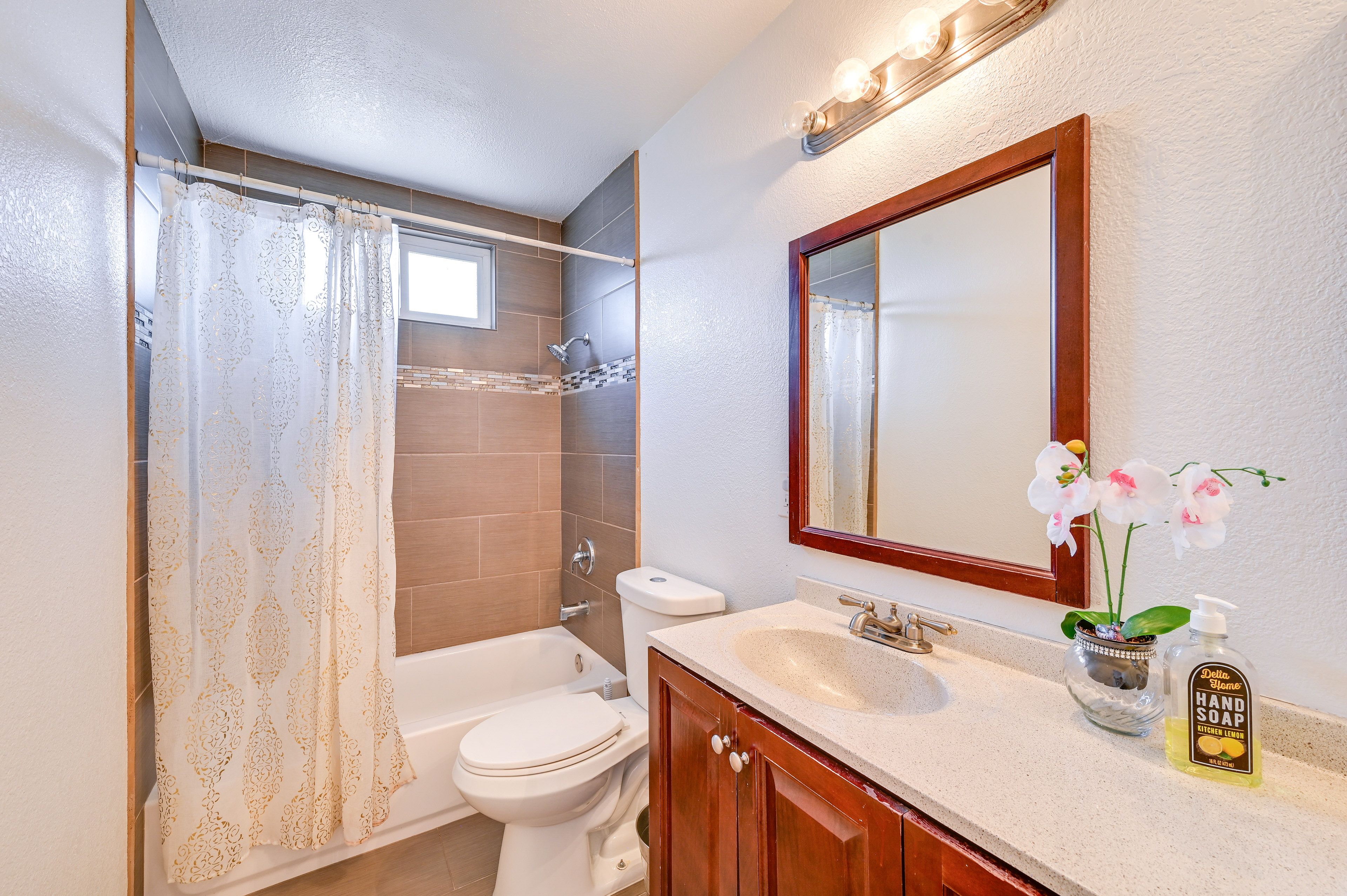 Full Bathroom | Towels Provided | Complimentary Toiletries