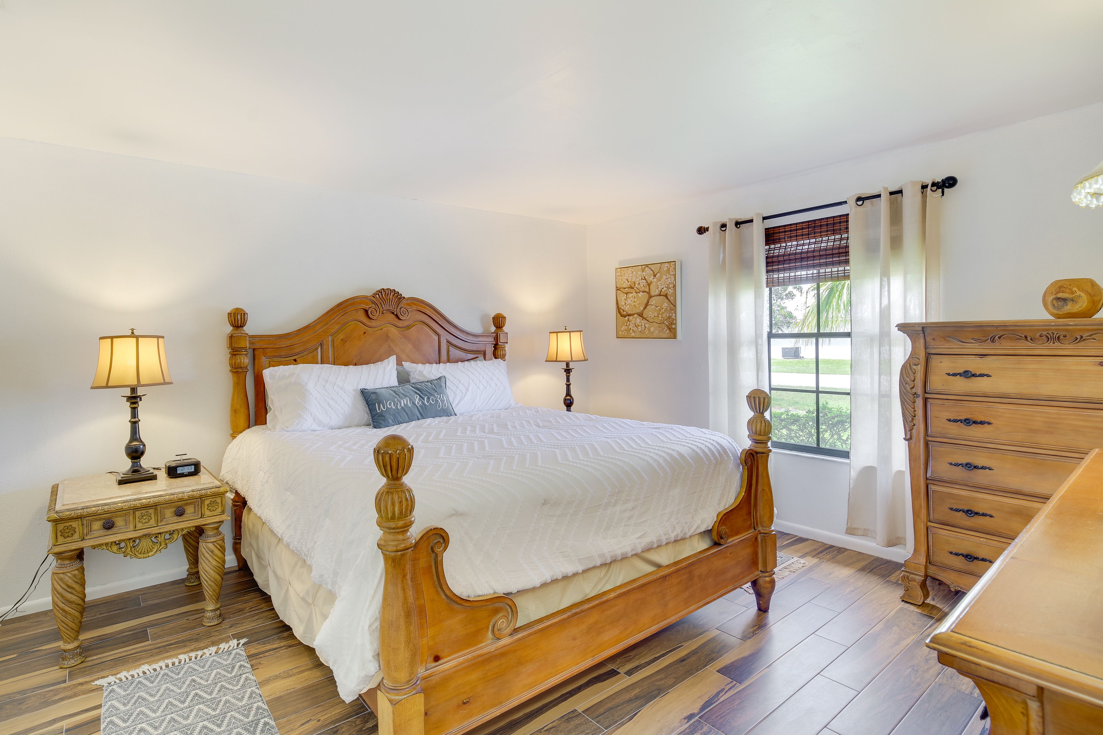 Bedroom | King Bed | Linens Provided