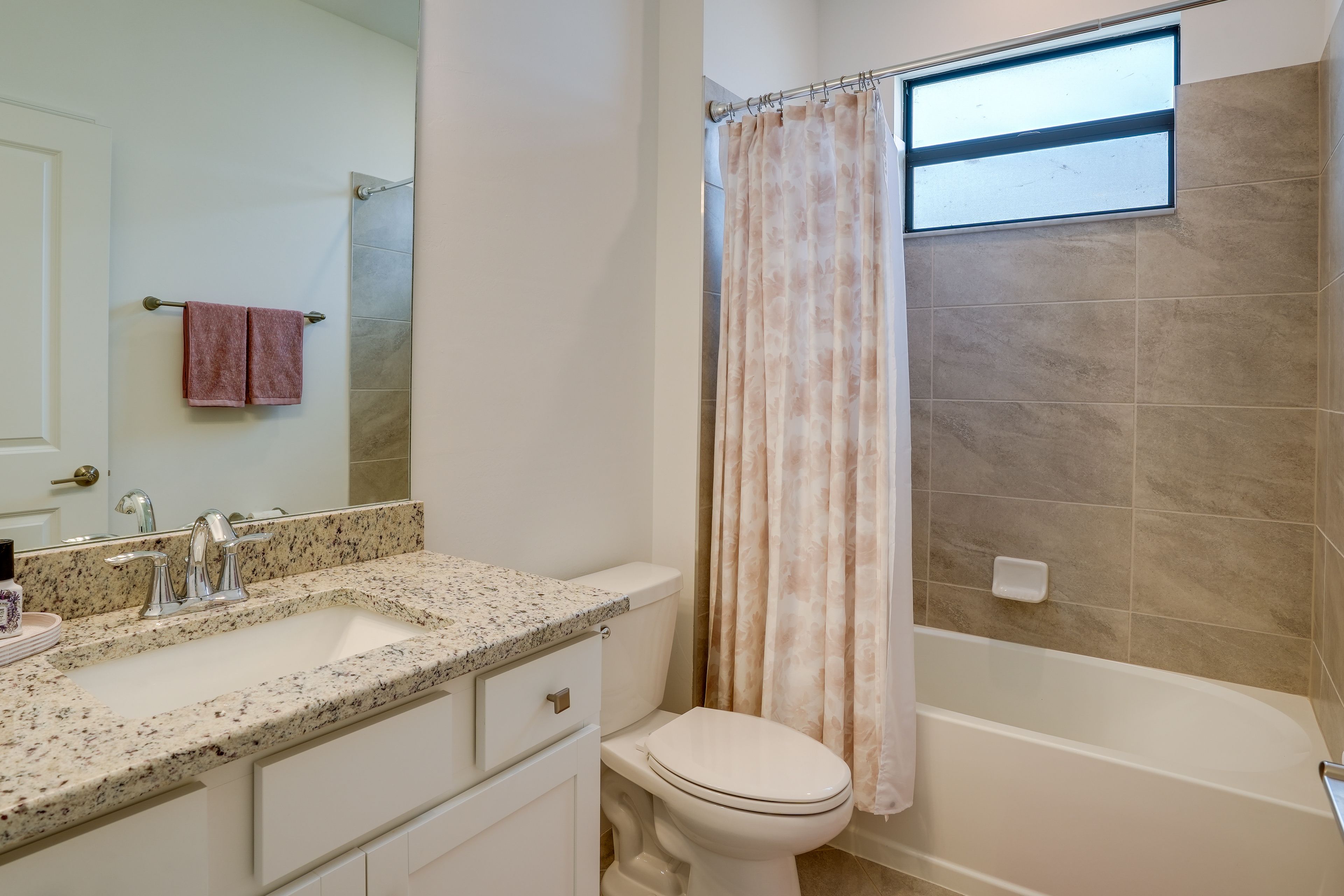 Full Bathroom | Towels Provided