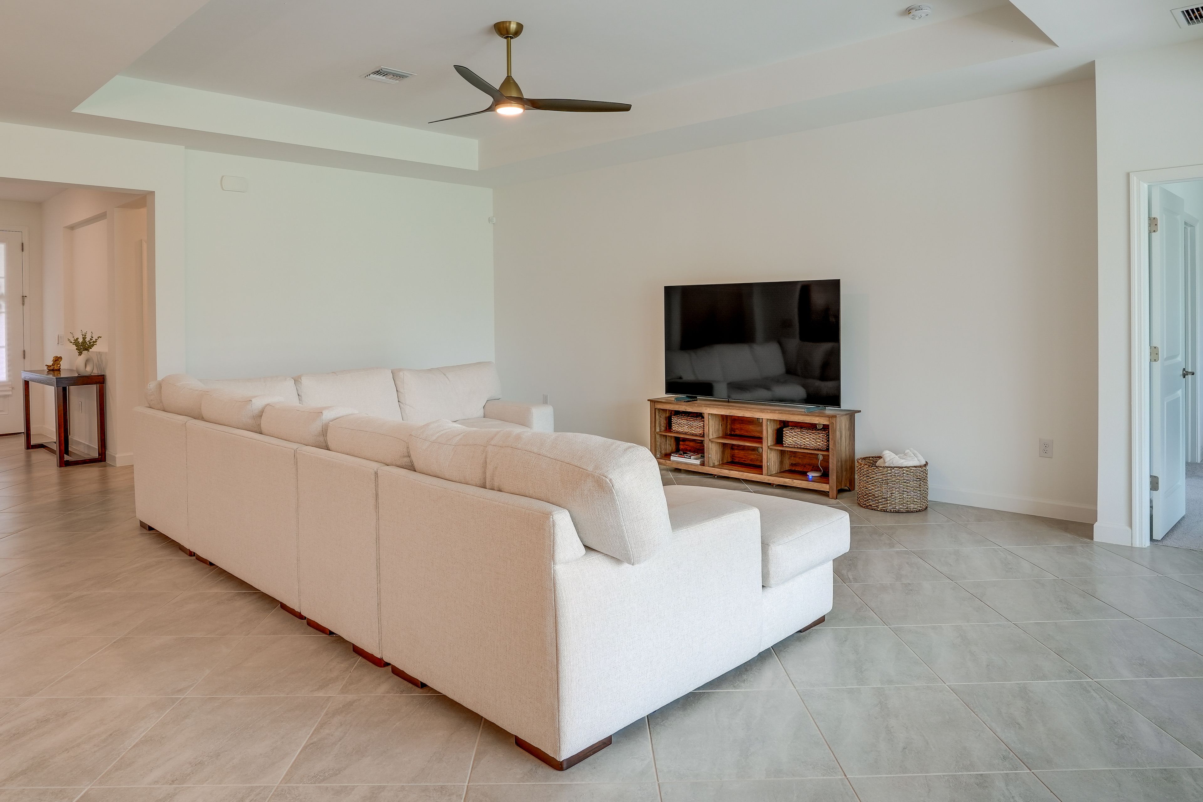 Living Room | Smart TV | Free WiFi | Central A/C & Heat