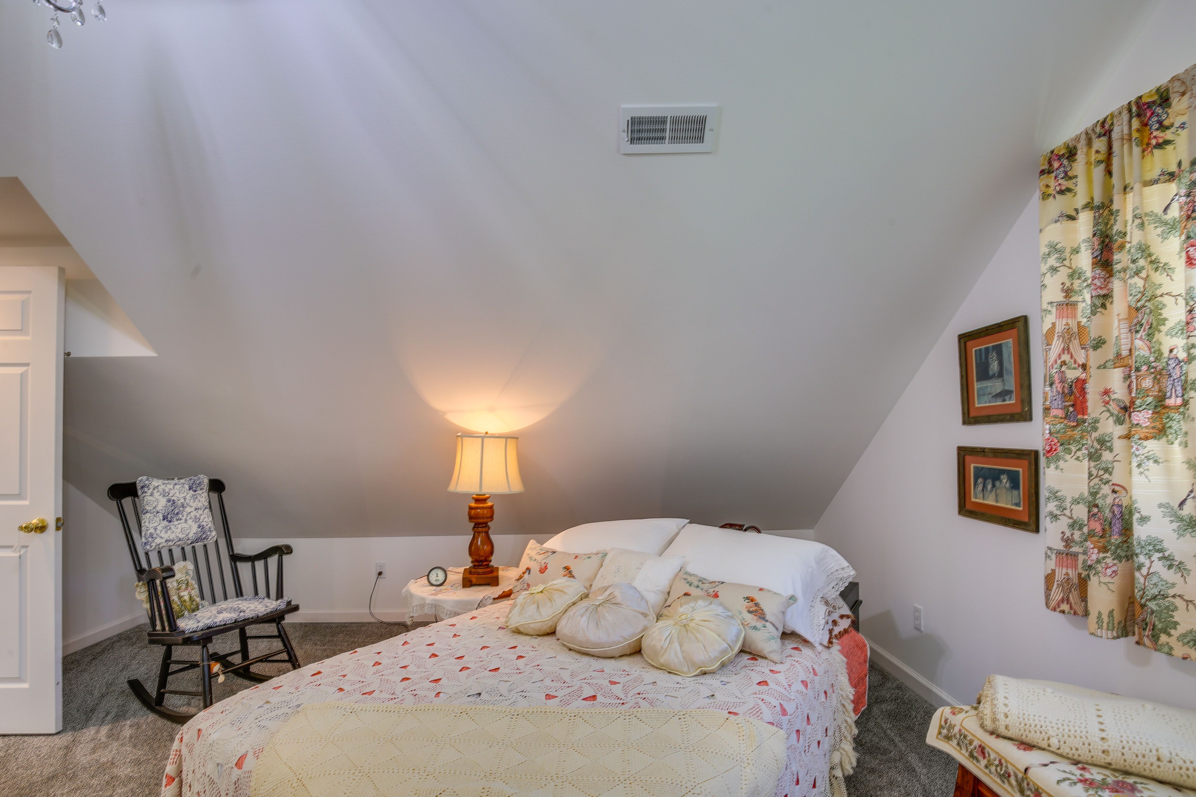 Bedroom 1 | Full Bed | Smart TV | Linens Provided