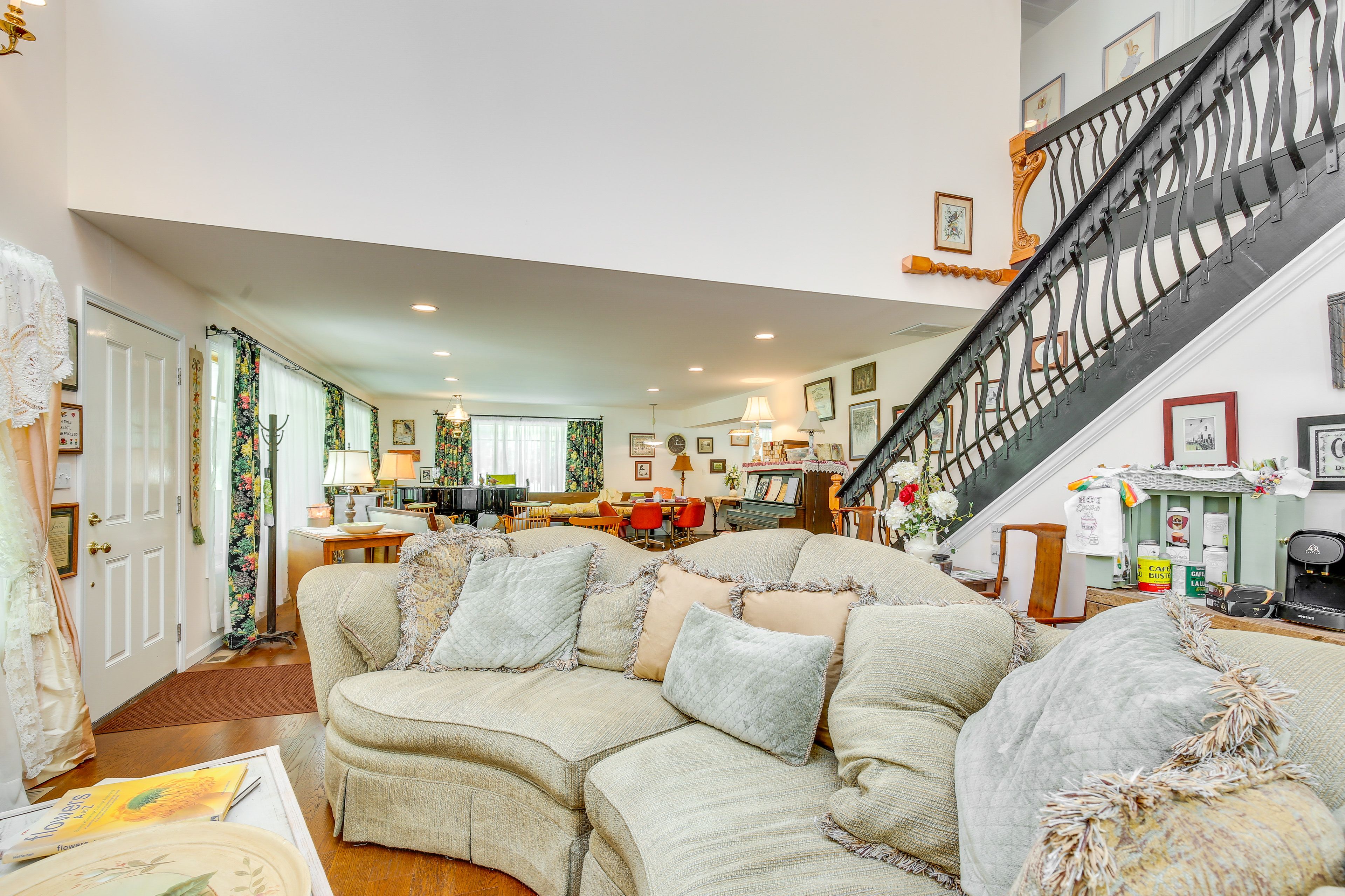Living Room | Free WiFi | Central A/C & Heating