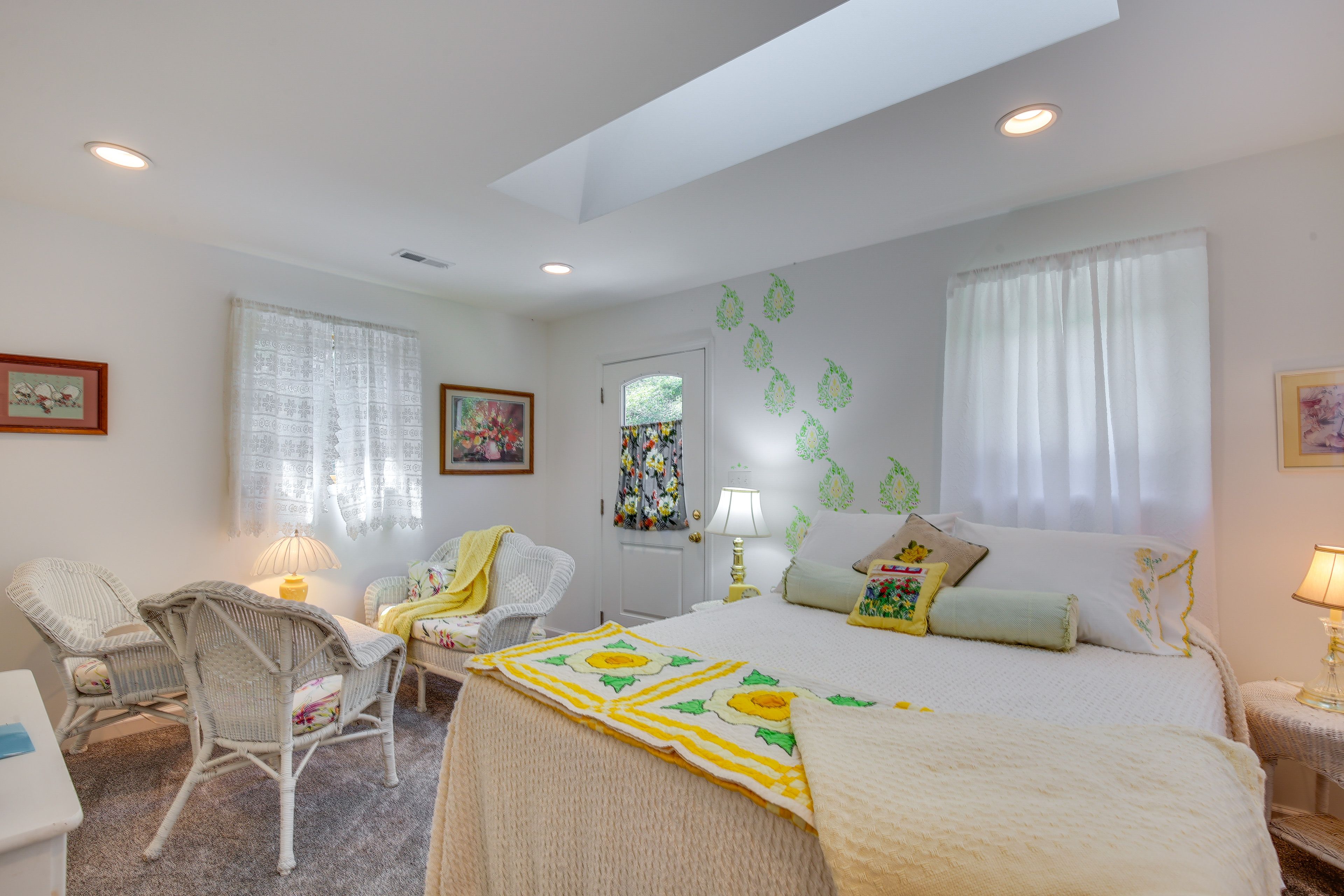 Bedroom 2 | Queen Bed | Smart TV