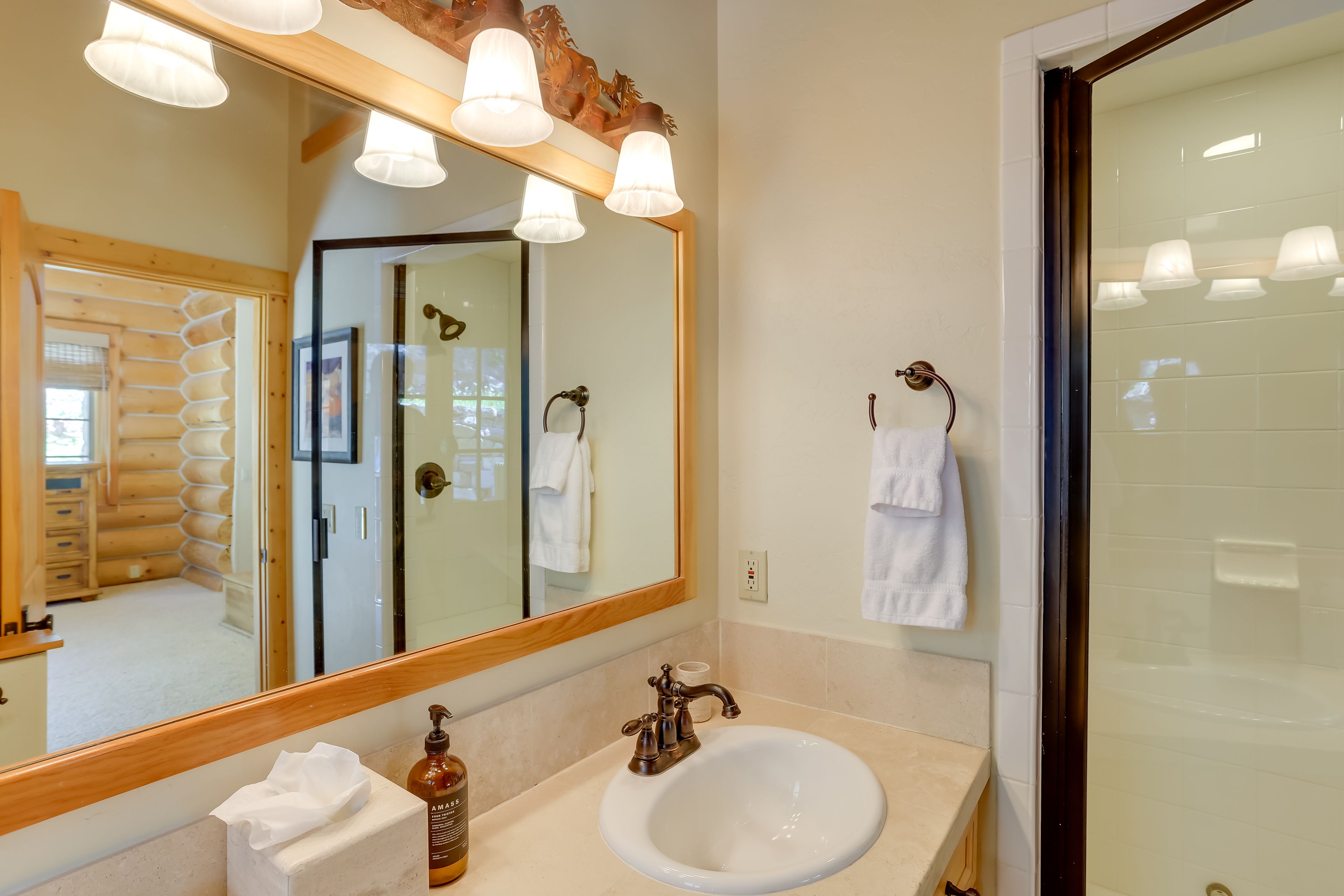 Full Bathroom | Towels Provided | Complimentary Toiletries