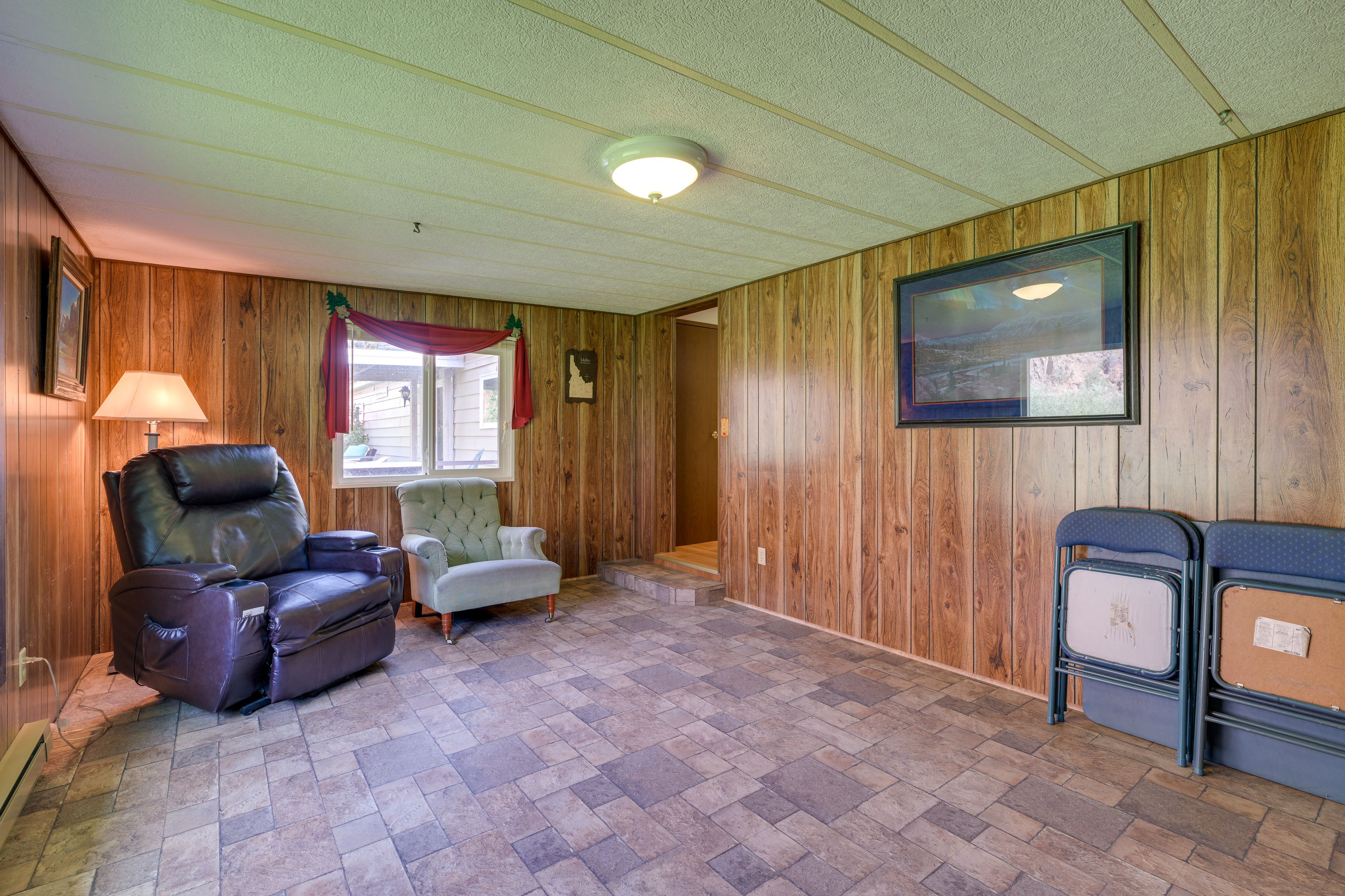 Sitting Room | Smart TV | Yard Games