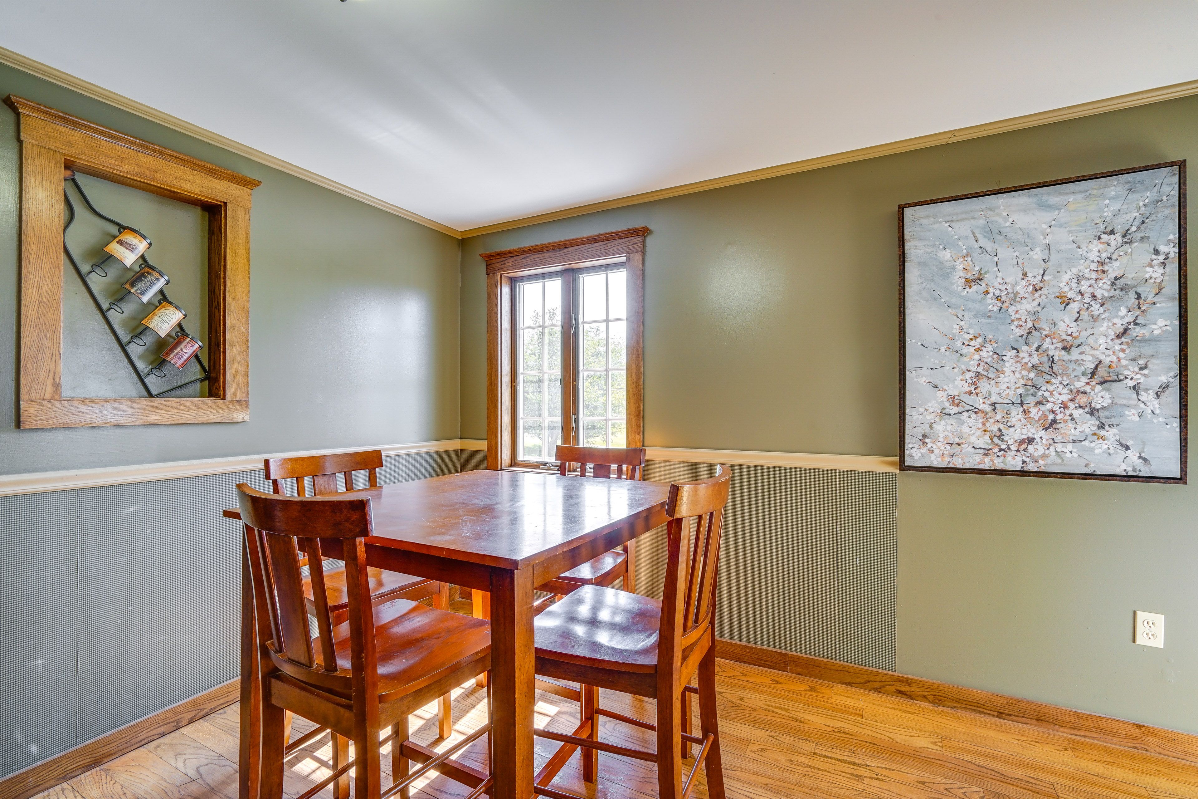 Dining Area | Dishware/Flatware